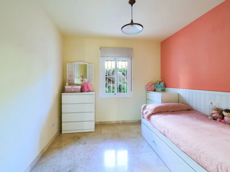 Discover serenity and understated luxury in this magnificent 138 m² duplex apartment located in the prestigious Cerro del Lago residential complex, an exclusive and secure enclave in the charming setting of Istán. Here, Mediterranean living blends seamles