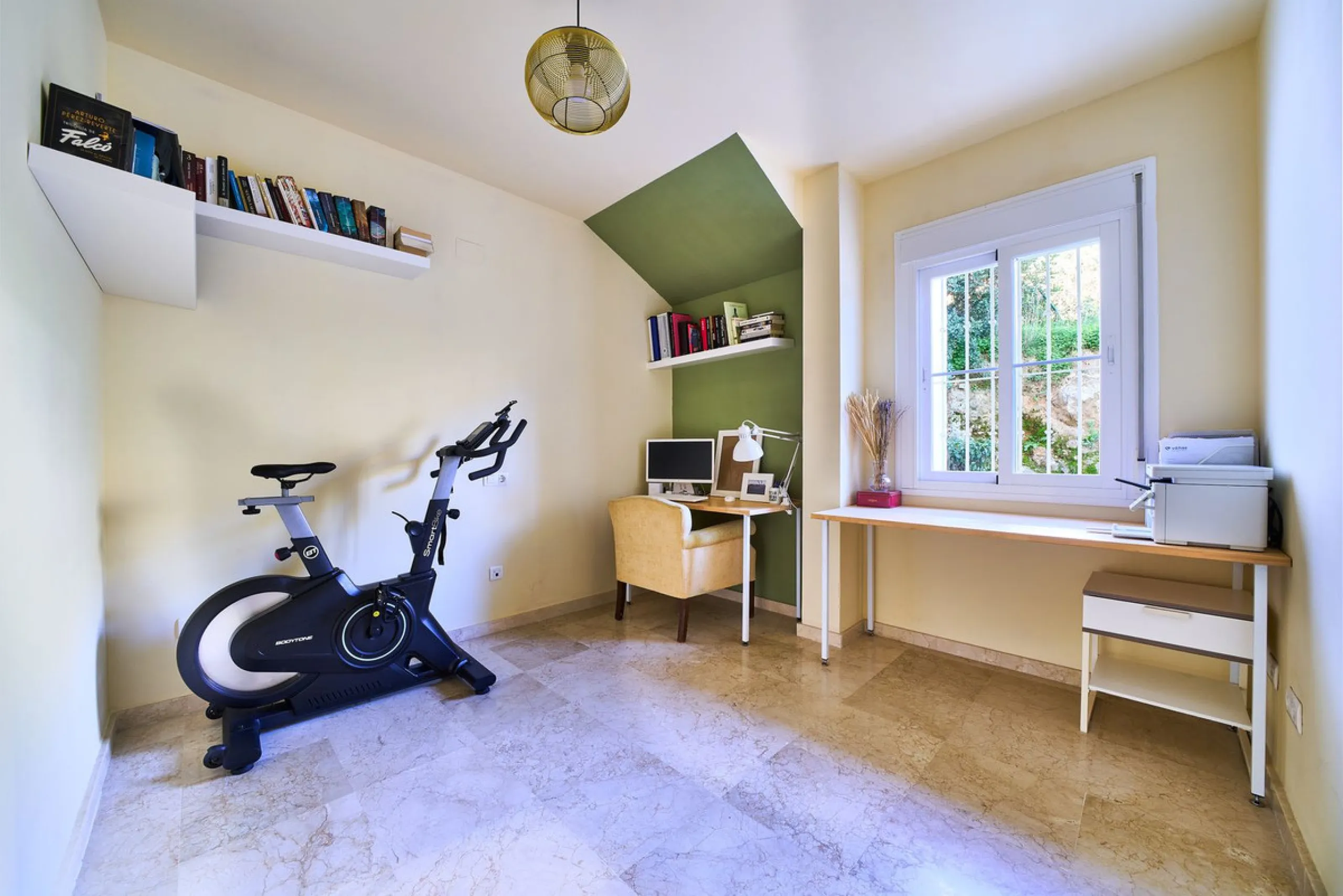 Discover serenity and understated luxury in this magnificent 138 m² duplex apartment located in the prestigious Cerro del Lago residential complex, an exclusive and secure enclave in the charming setting of Istán. Here, Mediterranean living blends seamles