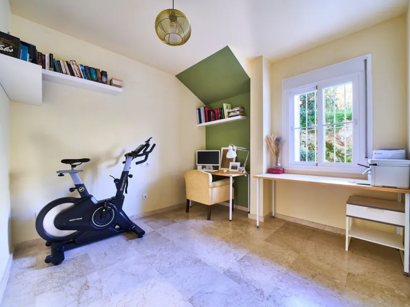 Discover serenity and understated luxury in this magnificent 138 m² duplex apartment located in the prestigious Cerro del Lago residential complex, an exclusive and secure enclave in the charming setting of Istán. Here, Mediterranean living blends seamles
