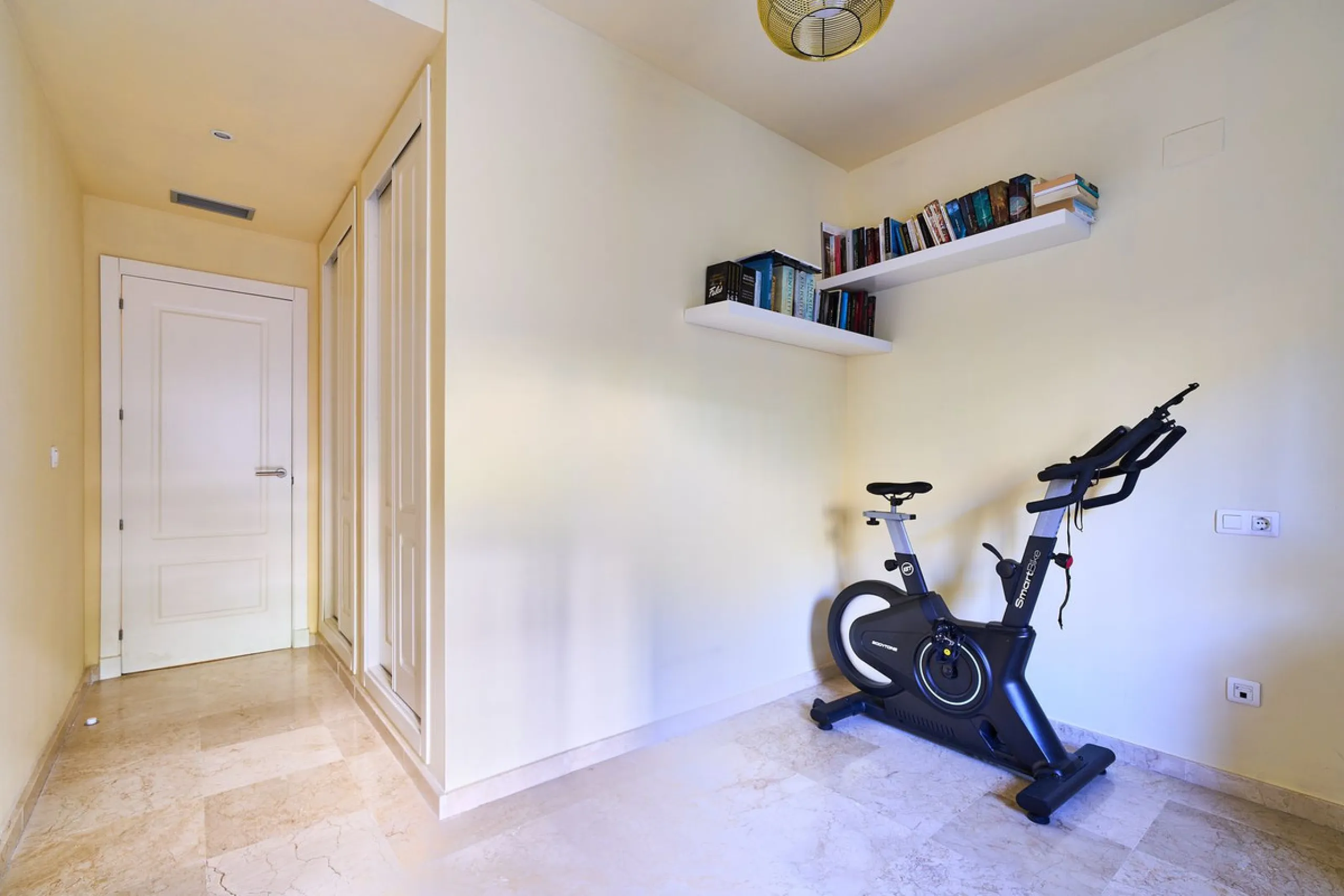Discover serenity and understated luxury in this magnificent 138 m² duplex apartment located in the prestigious Cerro del Lago residential complex, an exclusive and secure enclave in the charming setting of Istán. Here, Mediterranean living blends seamles