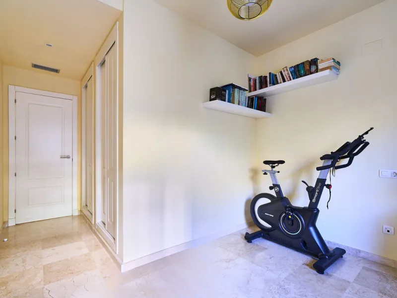 Discover serenity and understated luxury in this magnificent 138 m² duplex apartment located in the prestigious Cerro del Lago residential complex, an exclusive and secure enclave in the charming setting of Istán. Here, Mediterranean living blends seamles
