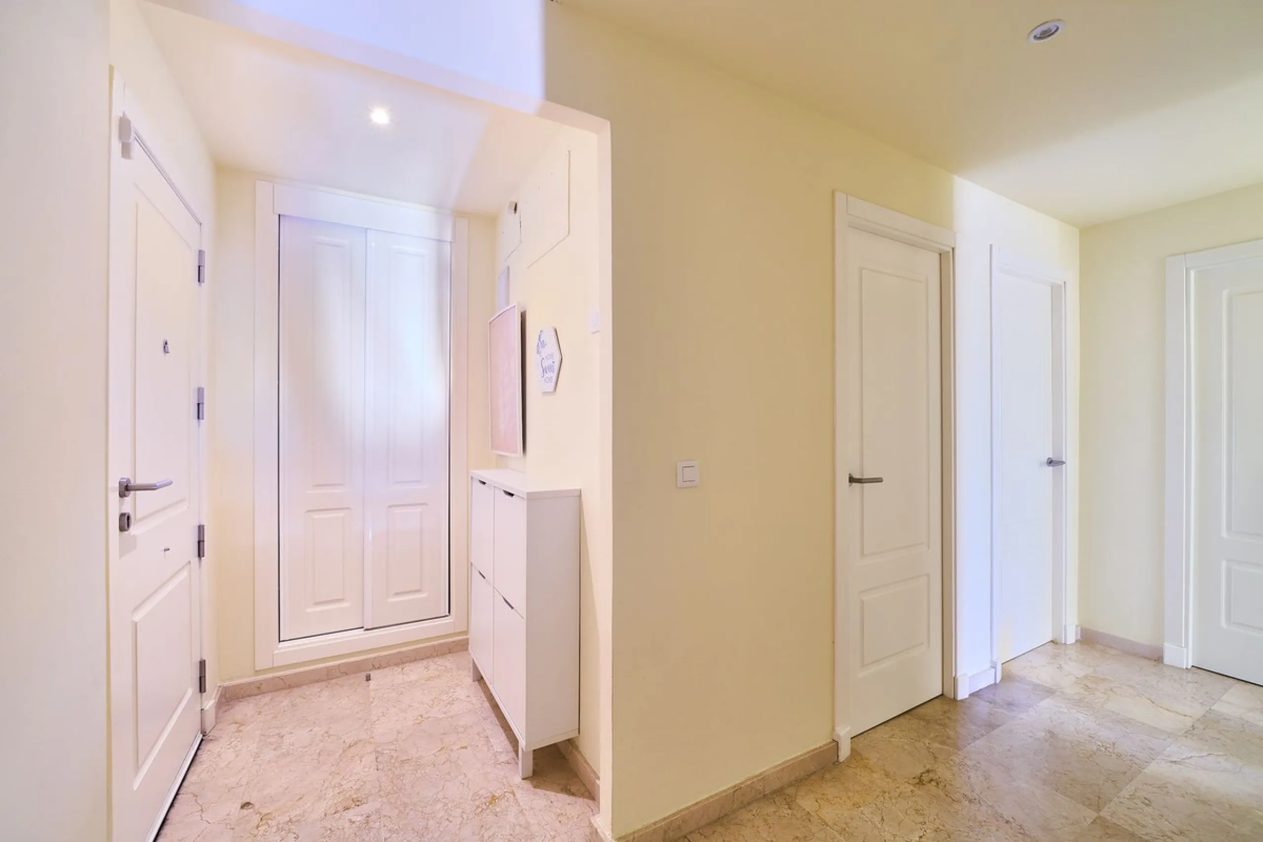 Discover serenity and understated luxury in this magnificent 138 m² duplex apartment located in the prestigious Cerro del Lago residential complex, an exclusive and secure enclave in the charming setting of Istán. Here, Mediterranean living blends seamles