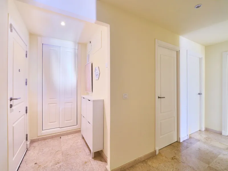 Discover serenity and understated luxury in this magnificent 138 m² duplex apartment located in the prestigious Cerro del Lago residential complex, an exclusive and secure enclave in the charming setting of Istán. Here, Mediterranean living blends seamles