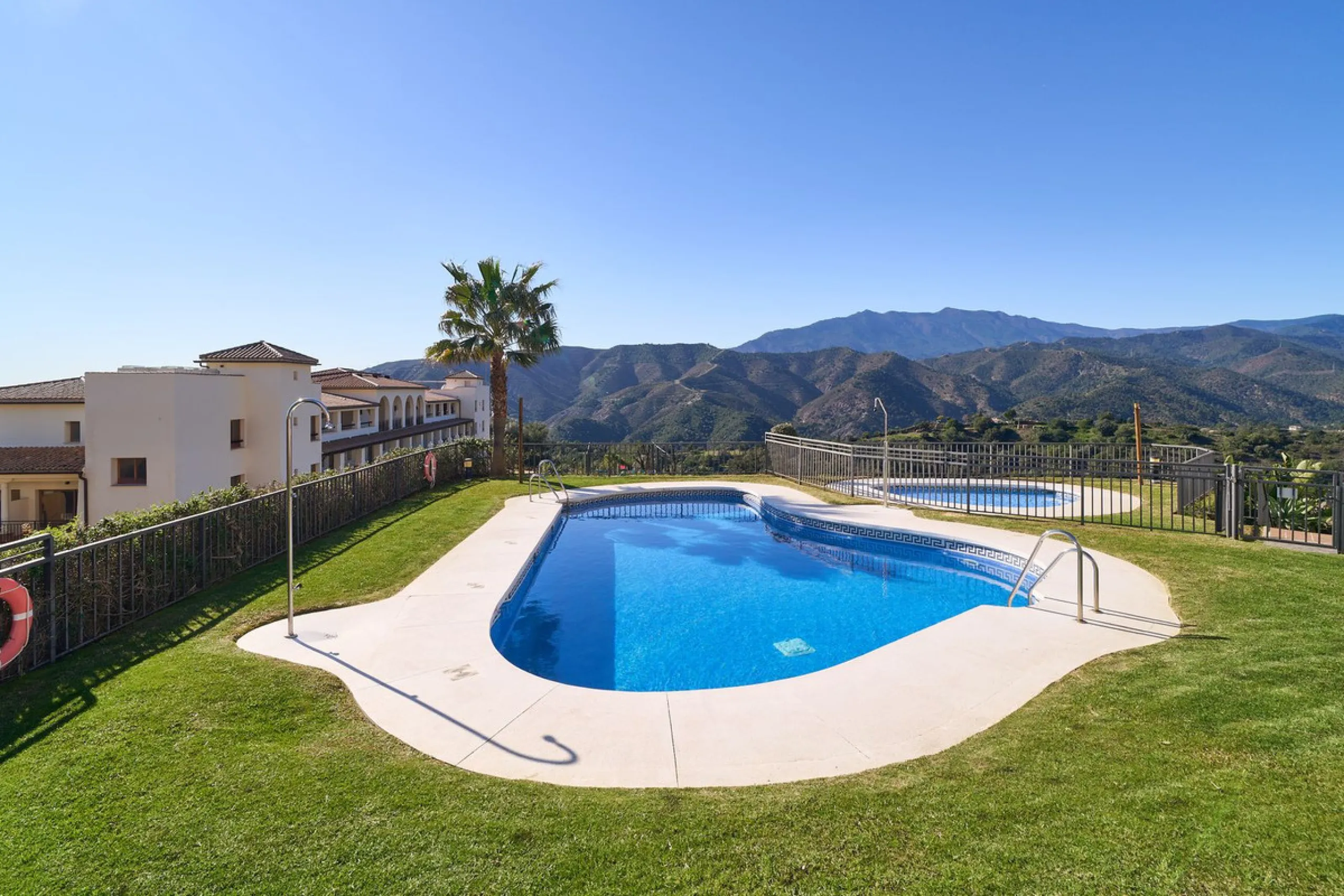 Discover serenity and understated luxury in this magnificent 138 m² duplex apartment located in the prestigious Cerro del Lago residential complex, an exclusive and secure enclave in the charming setting of Istán. Here, Mediterranean living blends seamles