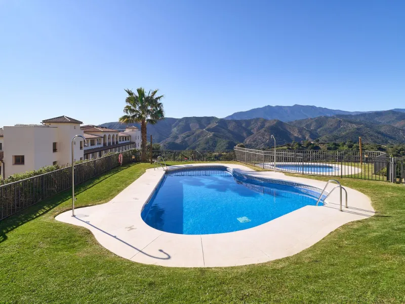 Discover serenity and understated luxury in this magnificent 138 m² duplex apartment located in the prestigious Cerro del Lago residential complex, an exclusive and secure enclave in the charming setting of Istán. Here, Mediterranean living blends seamles