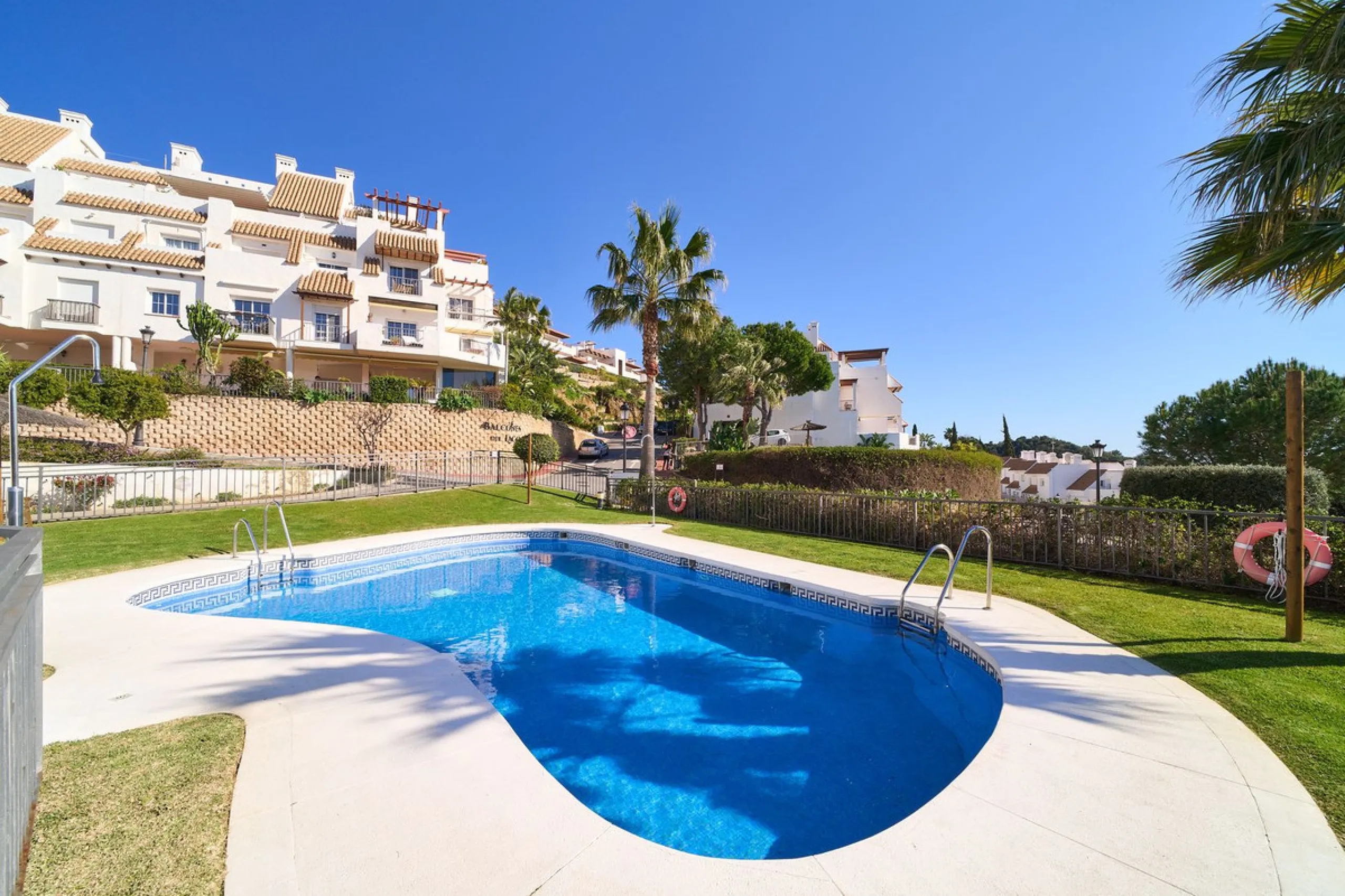 Discover serenity and understated luxury in this magnificent 138 m² duplex apartment located in the prestigious Cerro del Lago residential complex, an exclusive and secure enclave in the charming setting of Istán. Here, Mediterranean living blends seamles