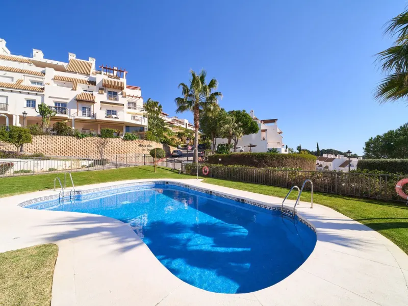 Discover serenity and understated luxury in this magnificent 138 m² duplex apartment located in the prestigious Cerro del Lago residential complex, an exclusive and secure enclave in the charming setting of Istán. Here, Mediterranean living blends seamles