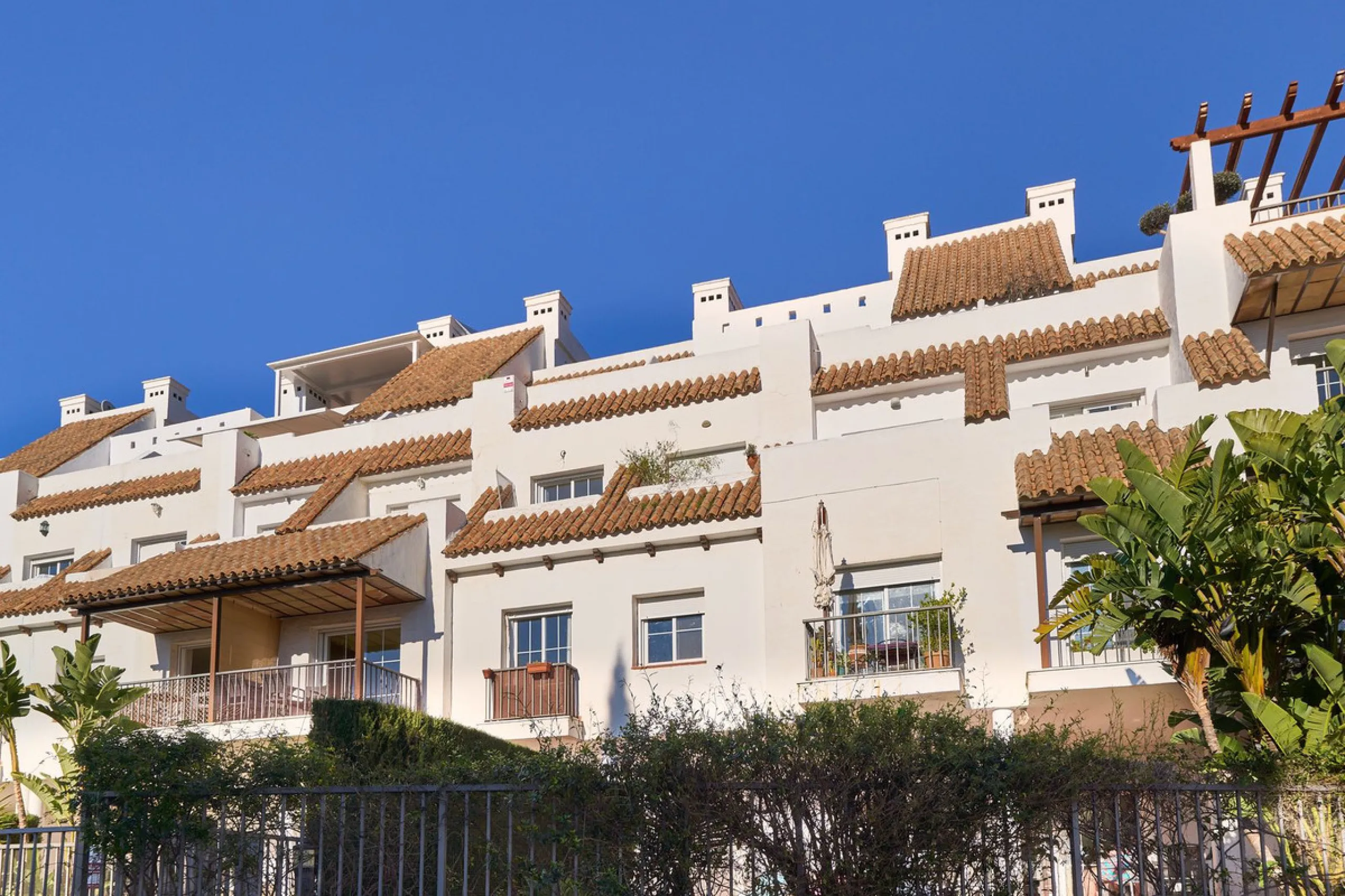 Discover serenity and understated luxury in this magnificent 138 m² duplex apartment located in the prestigious Cerro del Lago residential complex, an exclusive and secure enclave in the charming setting of Istán. Here, Mediterranean living blends seamles