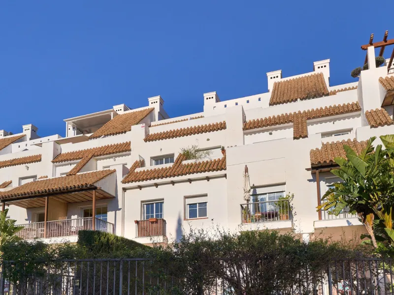 Discover serenity and understated luxury in this magnificent 138 m² duplex apartment located in the prestigious Cerro del Lago residential complex, an exclusive and secure enclave in the charming setting of Istán. Here, Mediterranean living blends seamles