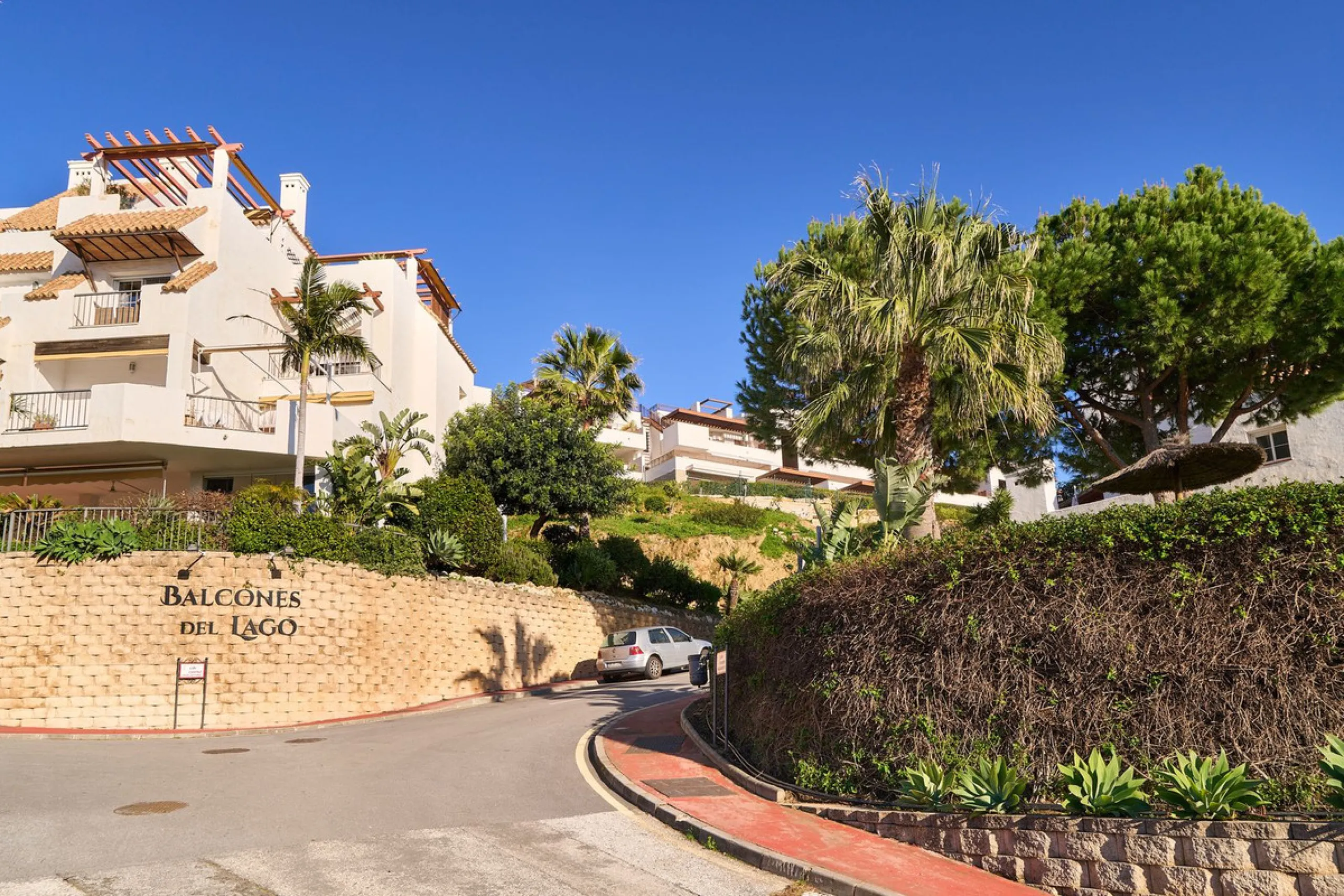 Discover serenity and understated luxury in this magnificent 138 m² duplex apartment located in the prestigious Cerro del Lago residential complex, an exclusive and secure enclave in the charming setting of Istán. Here, Mediterranean living blends seamles