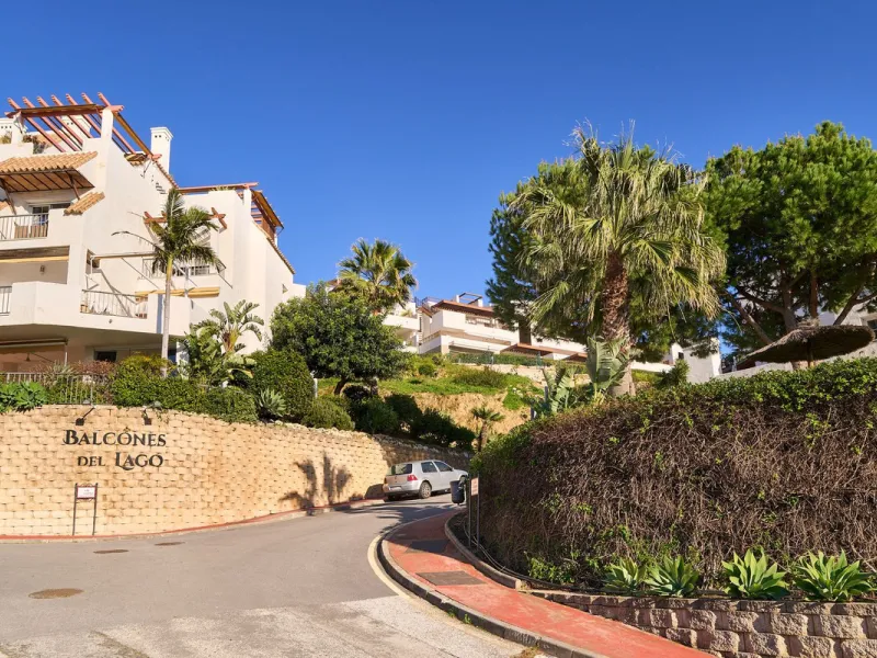 Discover serenity and understated luxury in this magnificent 138 m² duplex apartment located in the prestigious Cerro del Lago residential complex, an exclusive and secure enclave in the charming setting of Istán. Here, Mediterranean living blends seamles
