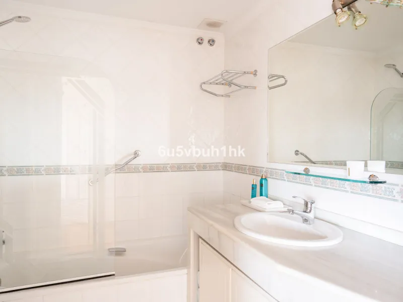 House - Townhouse в продаже в Benalmadena, Málaga. В доме 5 спален и 4 ванных комнат. Площадь дома 258 м². Площадь участка 258 м²