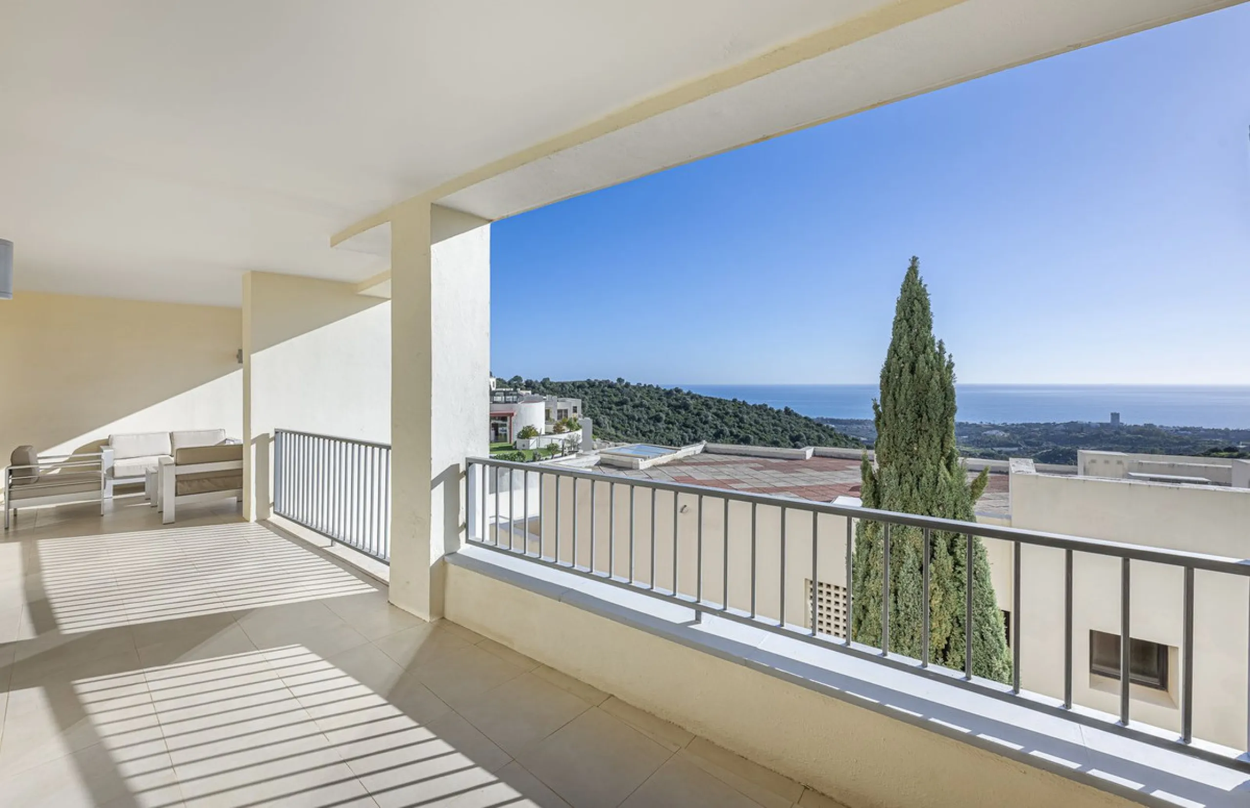 Apartment - Middle Floor Apartment в продаже в Marbella, Málaga. В доме 3 спален и 2 ванных комнат. Площадь дома 130 м²