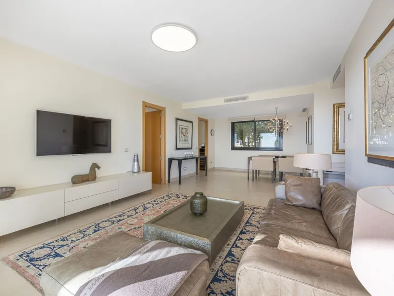 Apartment - Middle Floor Apartment в продаже в Marbella, Málaga. В доме 3 спален и 2 ванных комнат. Площадь дома 130 м²