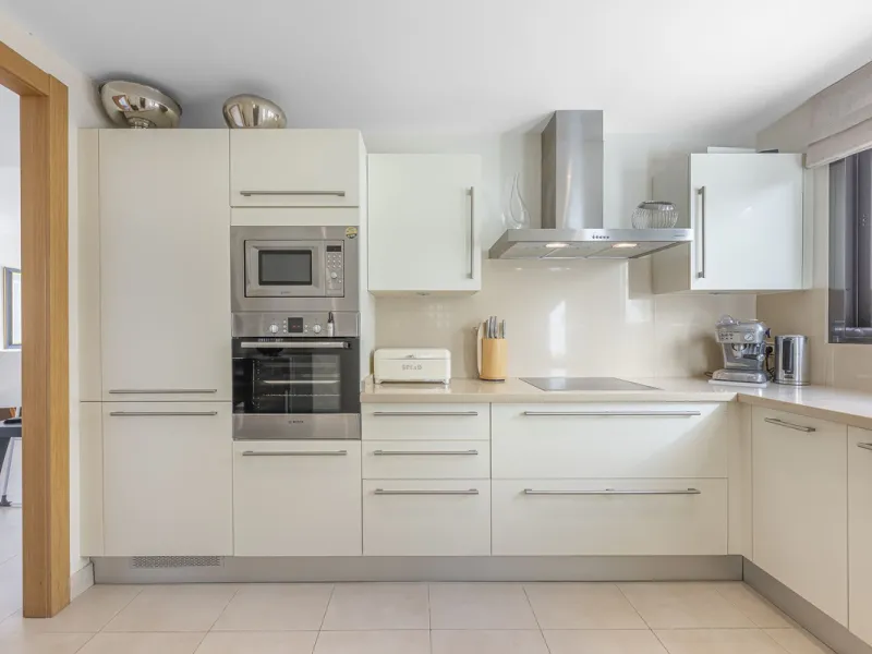 Apartment - Middle Floor Apartment в продаже в Marbella, Málaga. В доме 3 спален и 2 ванных комнат. Площадь дома 130 м²