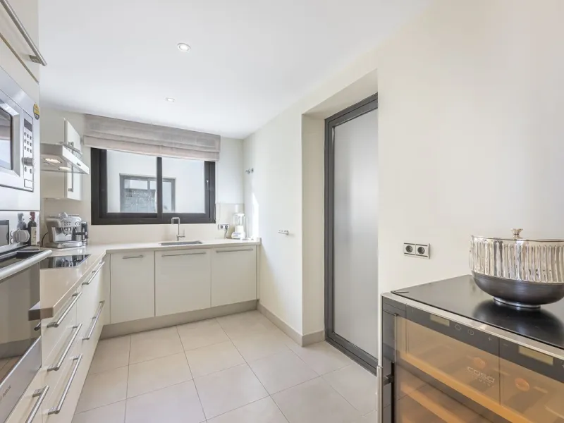 Apartment - Middle Floor Apartment в продаже в Marbella, Málaga. В доме 3 спален и 2 ванных комнат. Площадь дома 130 м²