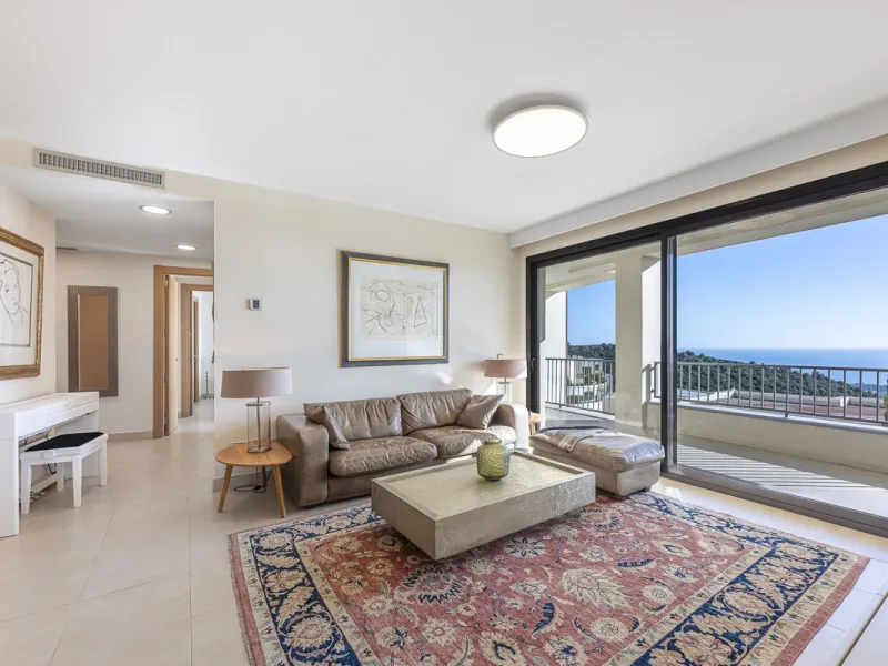 Apartment - Middle Floor Apartment в продаже в Marbella, Málaga. В доме 3 спален и 2 ванных комнат. Площадь дома 130 м²