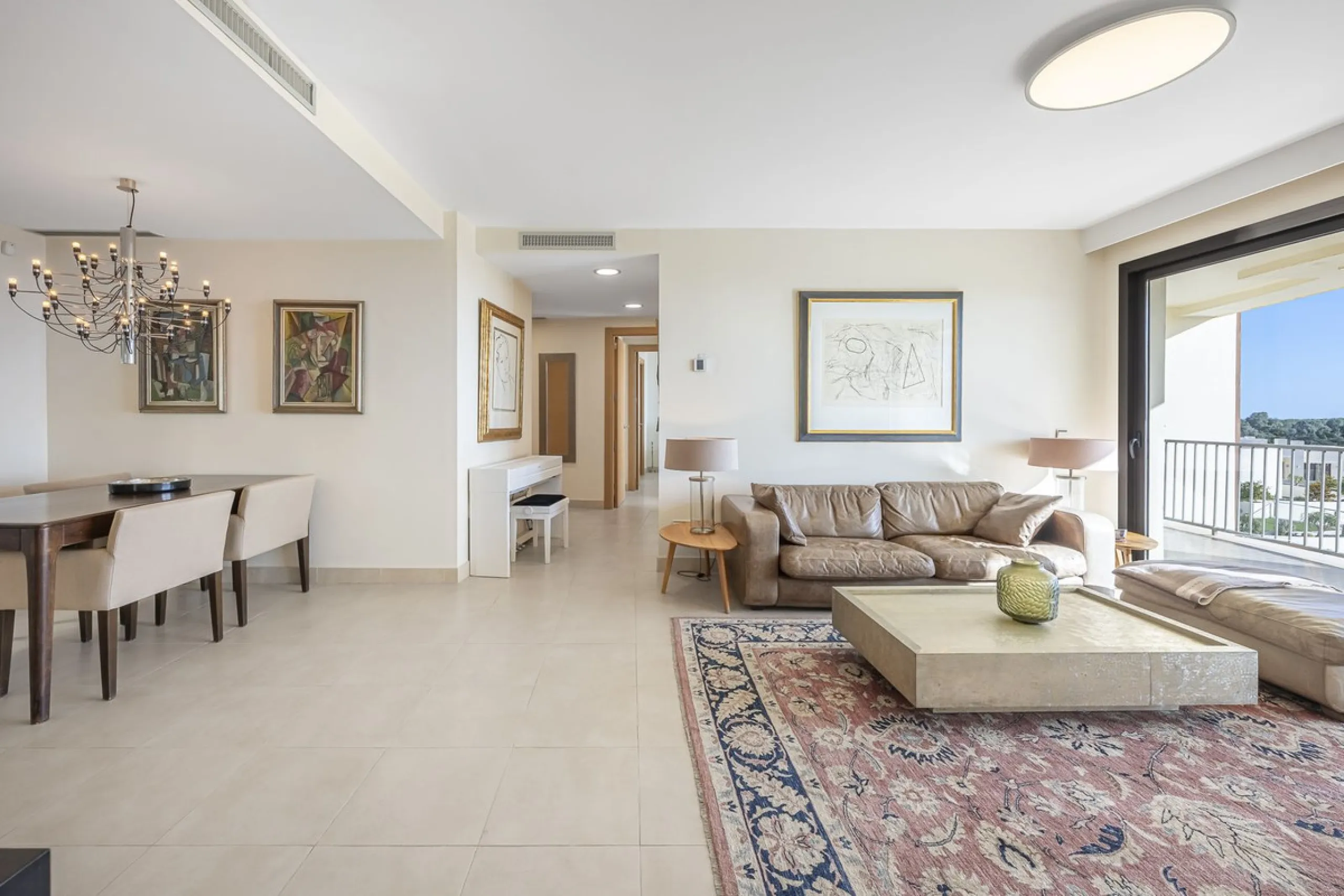 Apartment - Middle Floor Apartment в продаже в Marbella, Málaga. В доме 3 спален и 2 ванных комнат. Площадь дома 130 м²