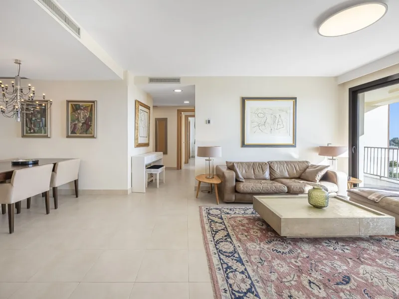 Apartment - Middle Floor Apartment в продаже в Marbella, Málaga. В доме 3 спален и 2 ванных комнат. Площадь дома 130 м²