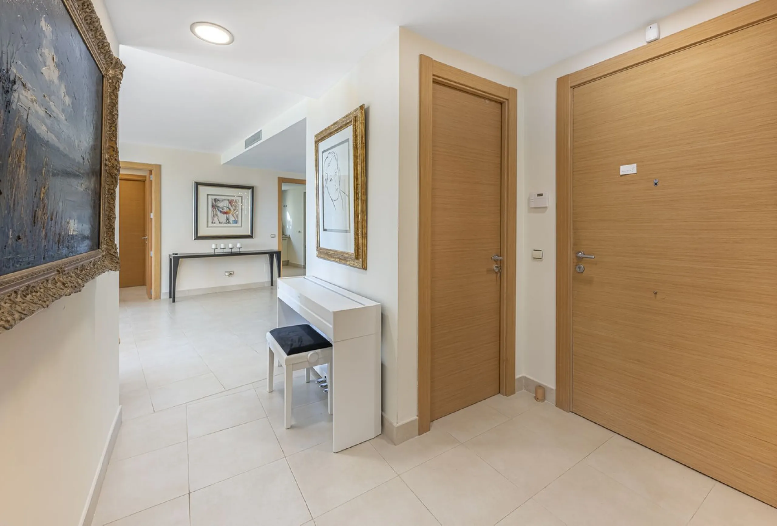 Apartment - Middle Floor Apartment в продаже в Marbella, Málaga. В доме 3 спален и 2 ванных комнат. Площадь дома 130 м²