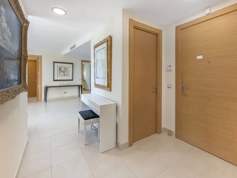 Apartment - Middle Floor Apartment в продаже в Marbella, Málaga. В доме 3 спален и 2 ванных комнат. Площадь дома 130 м²