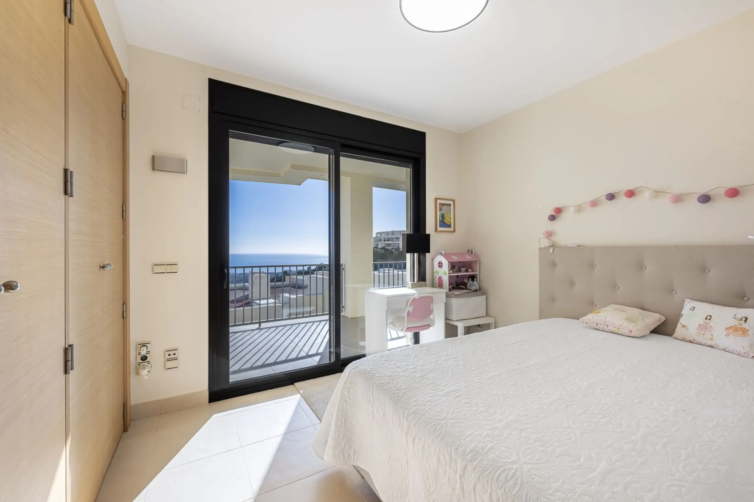 Apartment - Middle Floor Apartment в продаже в Marbella, Málaga. В доме 3 спален и 2 ванных комнат. Площадь дома 130 м²