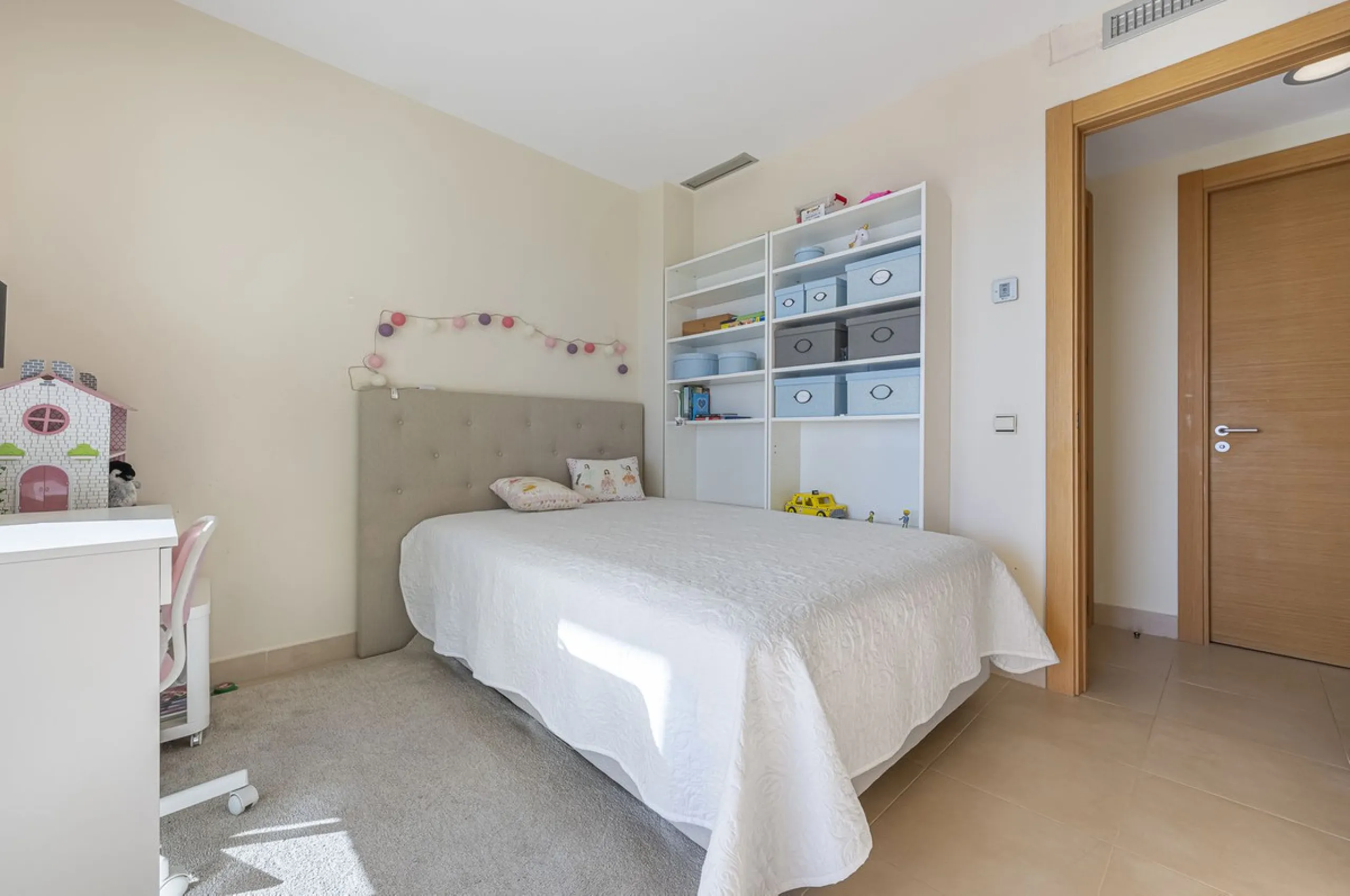 Apartment - Middle Floor Apartment в продаже в Marbella, Málaga. В доме 3 спален и 2 ванных комнат. Площадь дома 130 м²