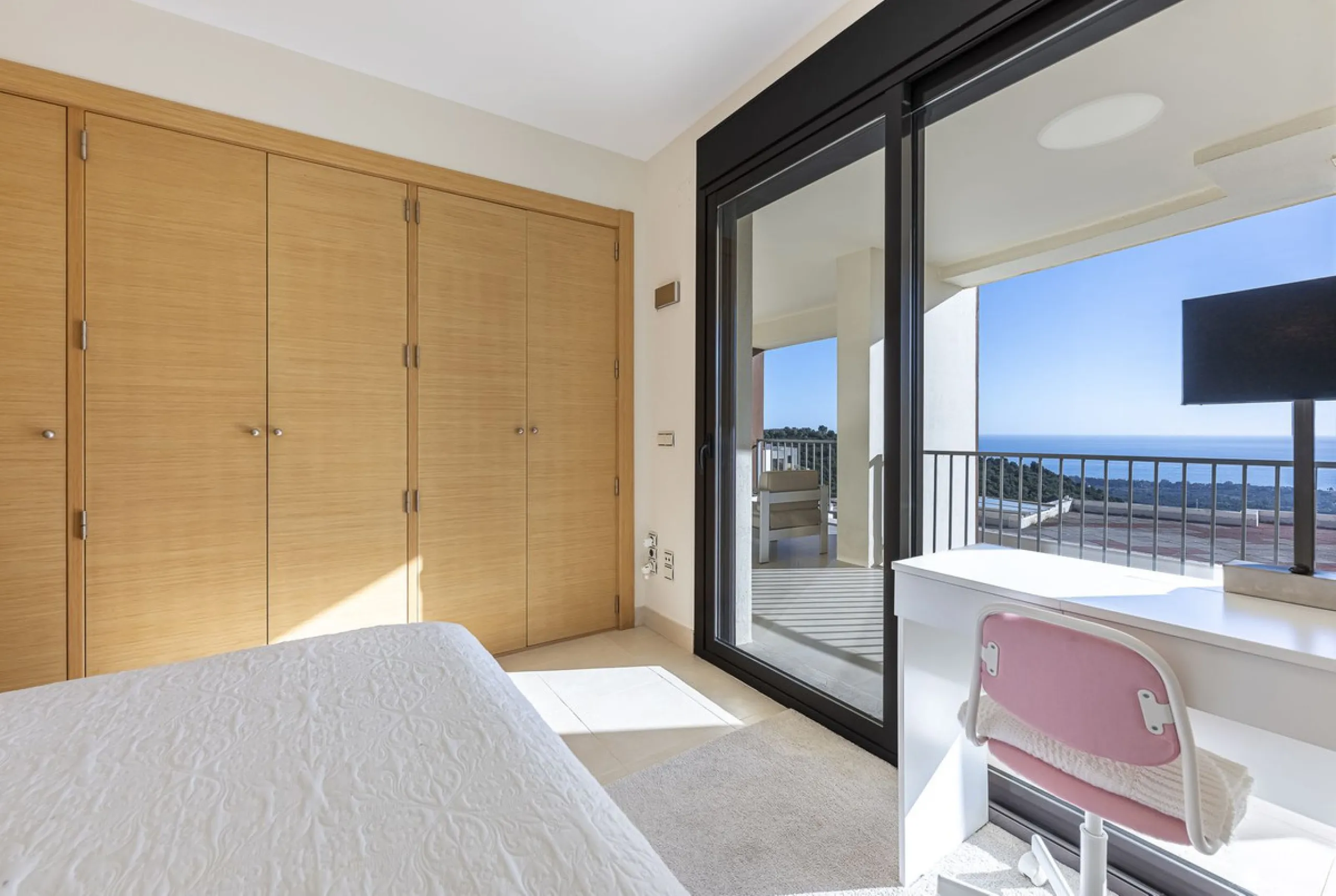 Apartment - Middle Floor Apartment в продаже в Marbella, Málaga. В доме 3 спален и 2 ванных комнат. Площадь дома 130 м²