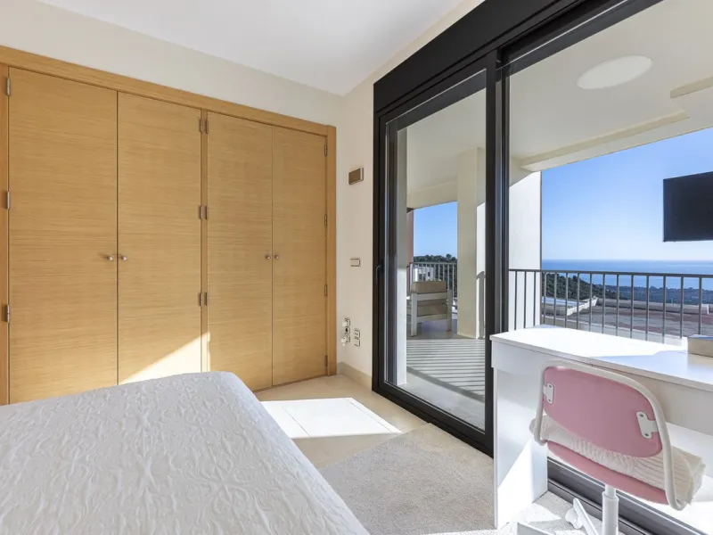 Apartment - Middle Floor Apartment в продаже в Marbella, Málaga. В доме 3 спален и 2 ванных комнат. Площадь дома 130 м²