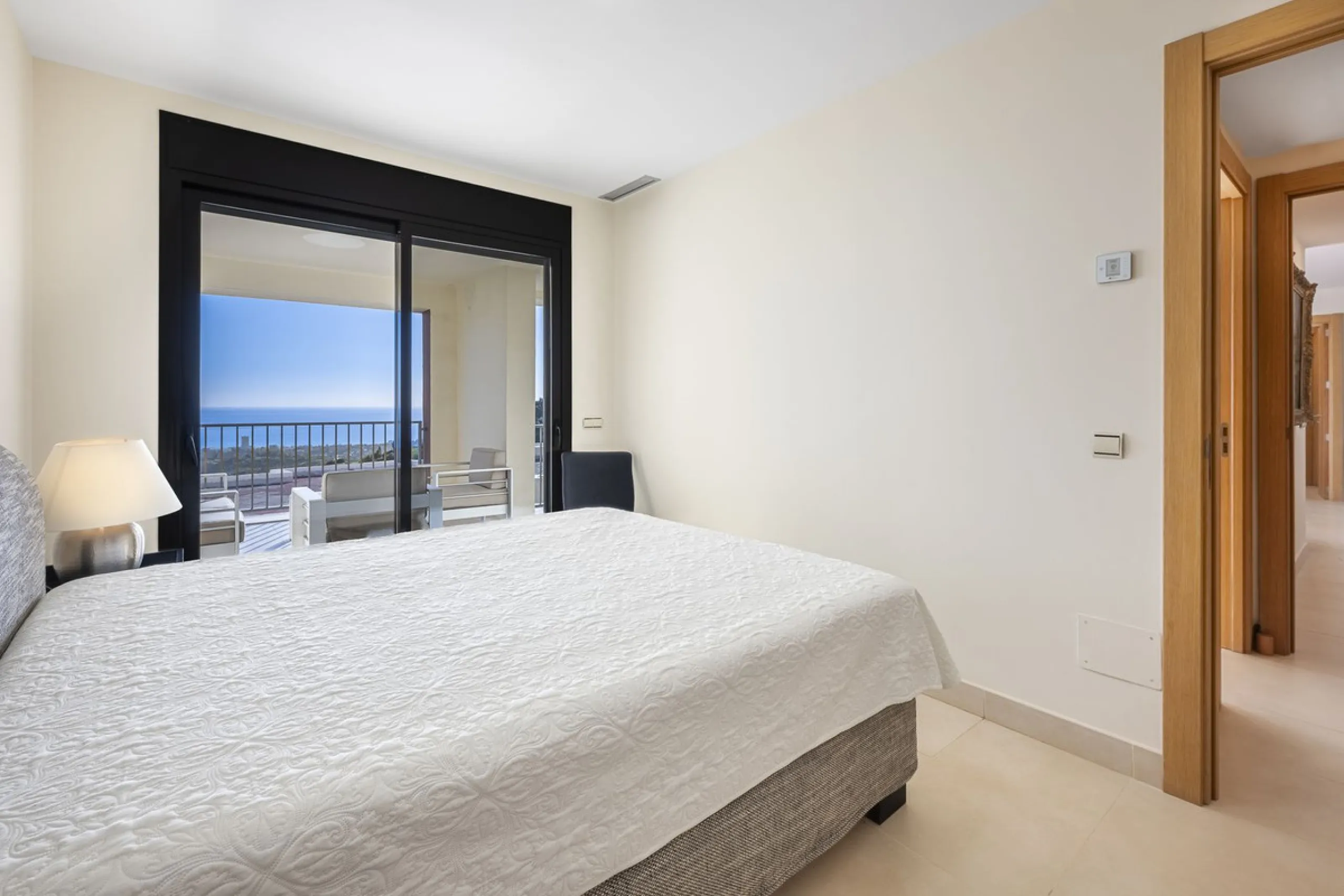 Apartment - Middle Floor Apartment в продаже в Marbella, Málaga. В доме 3 спален и 2 ванных комнат. Площадь дома 130 м²