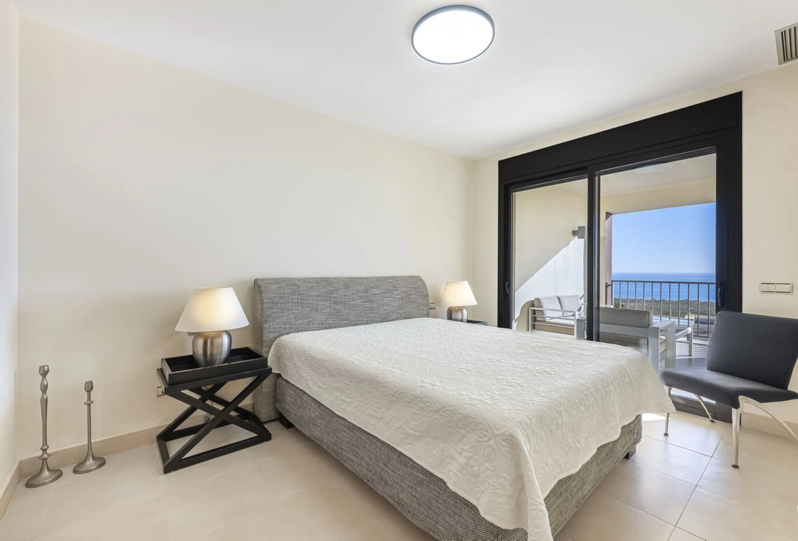 Apartment - Middle Floor Apartment в продаже в Marbella, Málaga. В доме 3 спален и 2 ванных комнат. Площадь дома 130 м²
