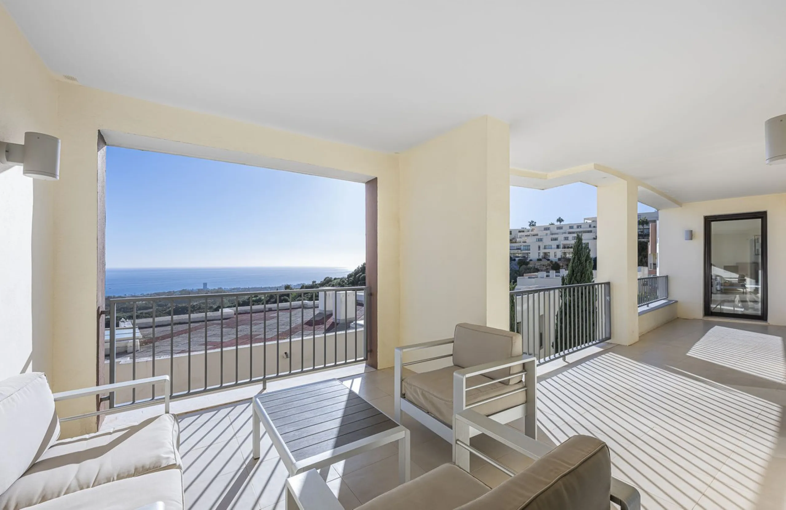 Apartment - Middle Floor Apartment в продаже в Marbella, Málaga. В доме 3 спален и 2 ванных комнат. Площадь дома 130 м²