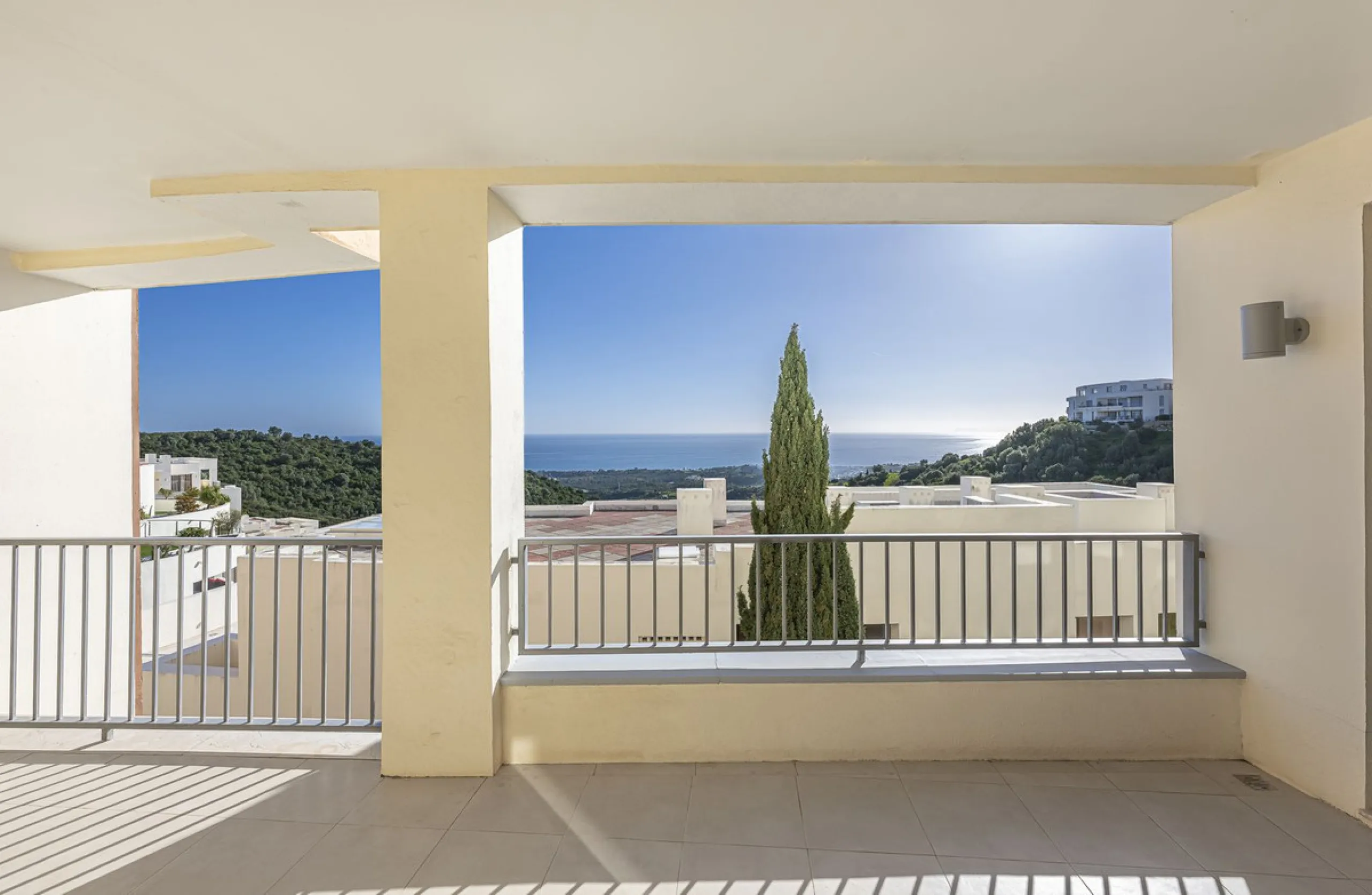 Apartment - Middle Floor Apartment в продаже в Marbella, Málaga. В доме 3 спален и 2 ванных комнат. Площадь дома 130 м²
