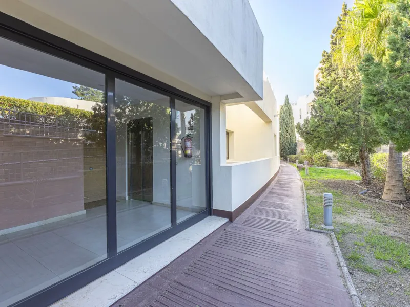 Apartment - Middle Floor Apartment в продаже в Marbella, Málaga. В доме 3 спален и 2 ванных комнат. Площадь дома 130 м²