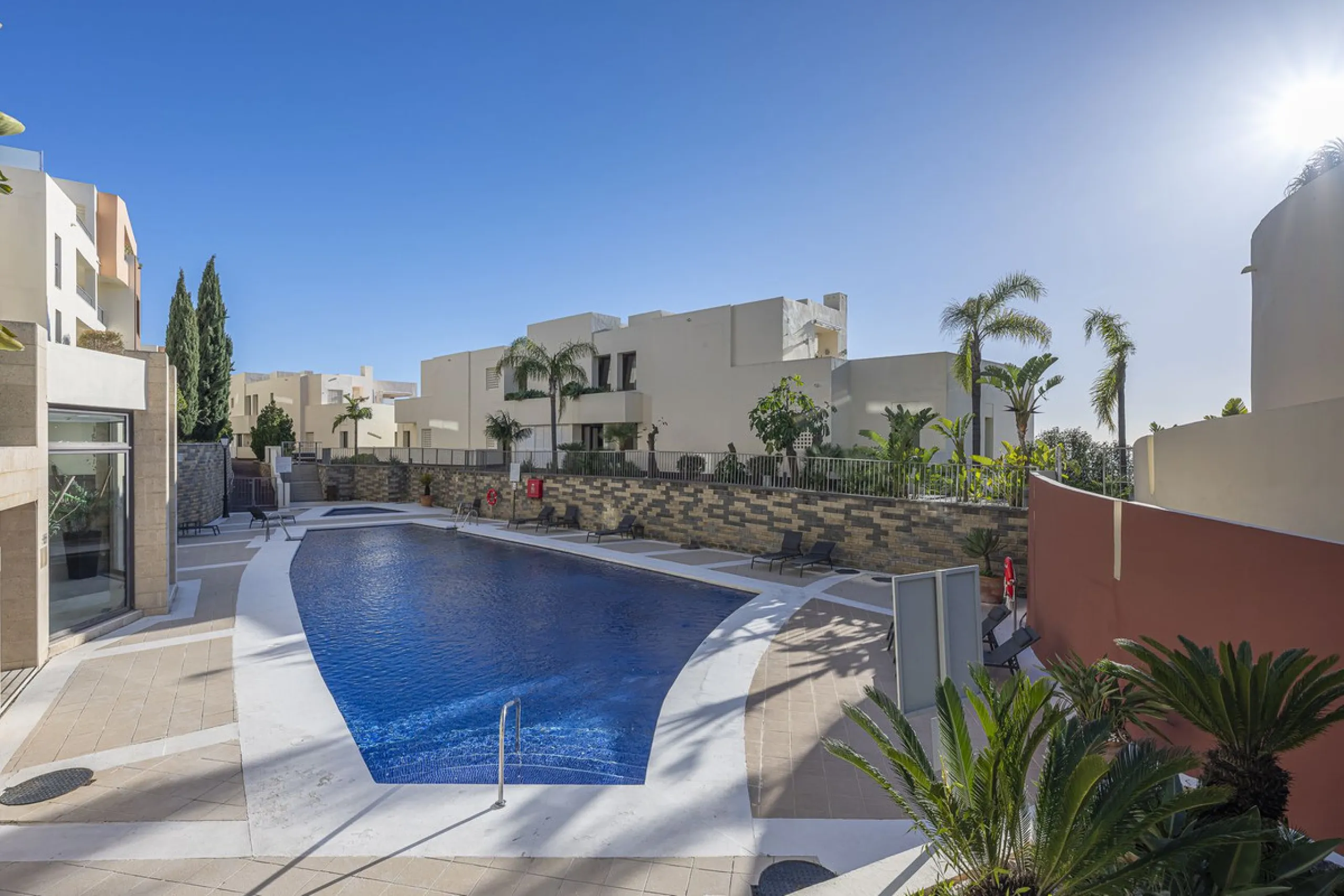 Apartment - Middle Floor Apartment в продаже в Marbella, Málaga. В доме 3 спален и 2 ванных комнат. Площадь дома 130 м²
