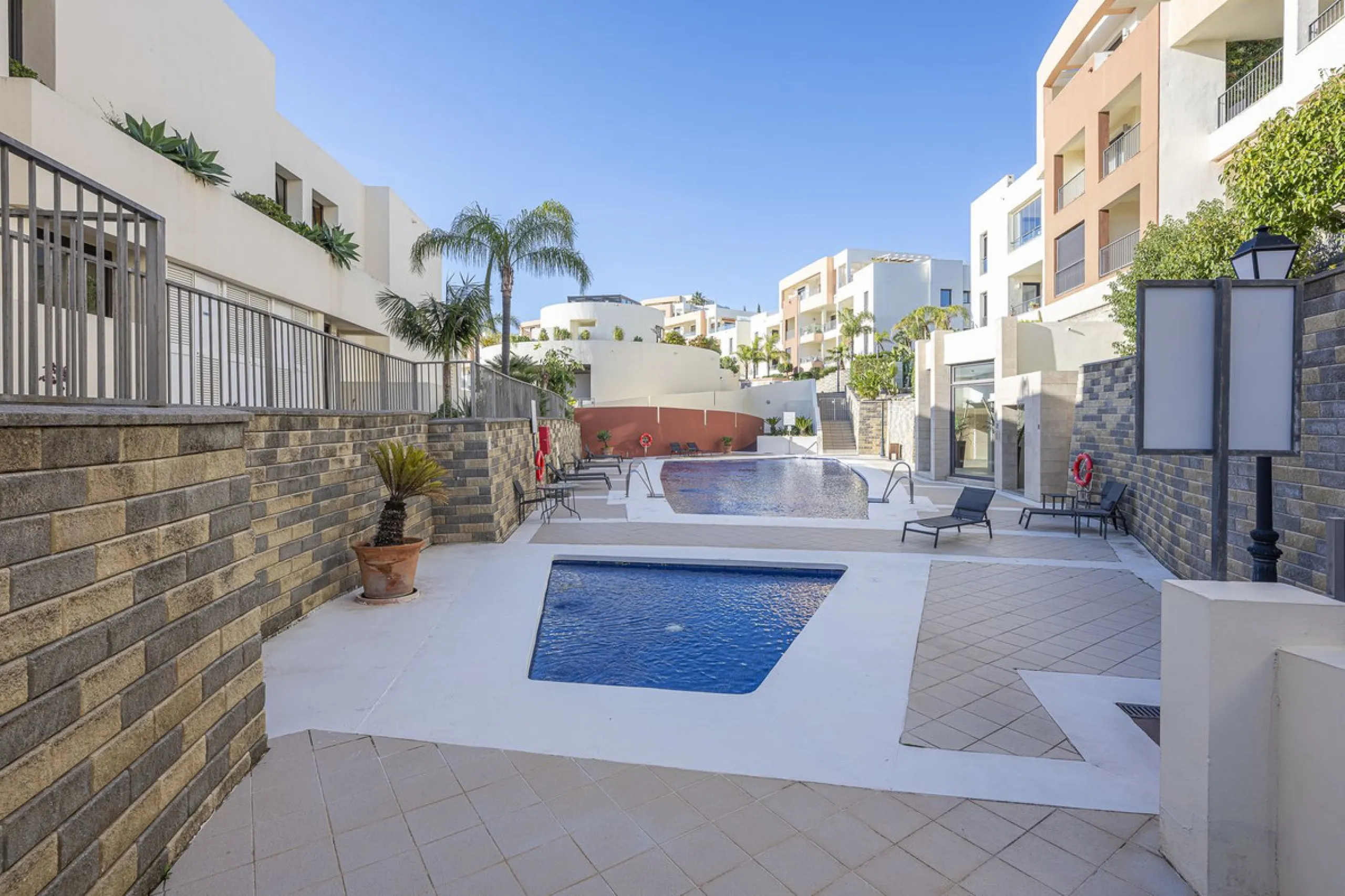 Apartment - Middle Floor Apartment в продаже в Marbella, Málaga. В доме 3 спален и 2 ванных комнат. Площадь дома 130 м²