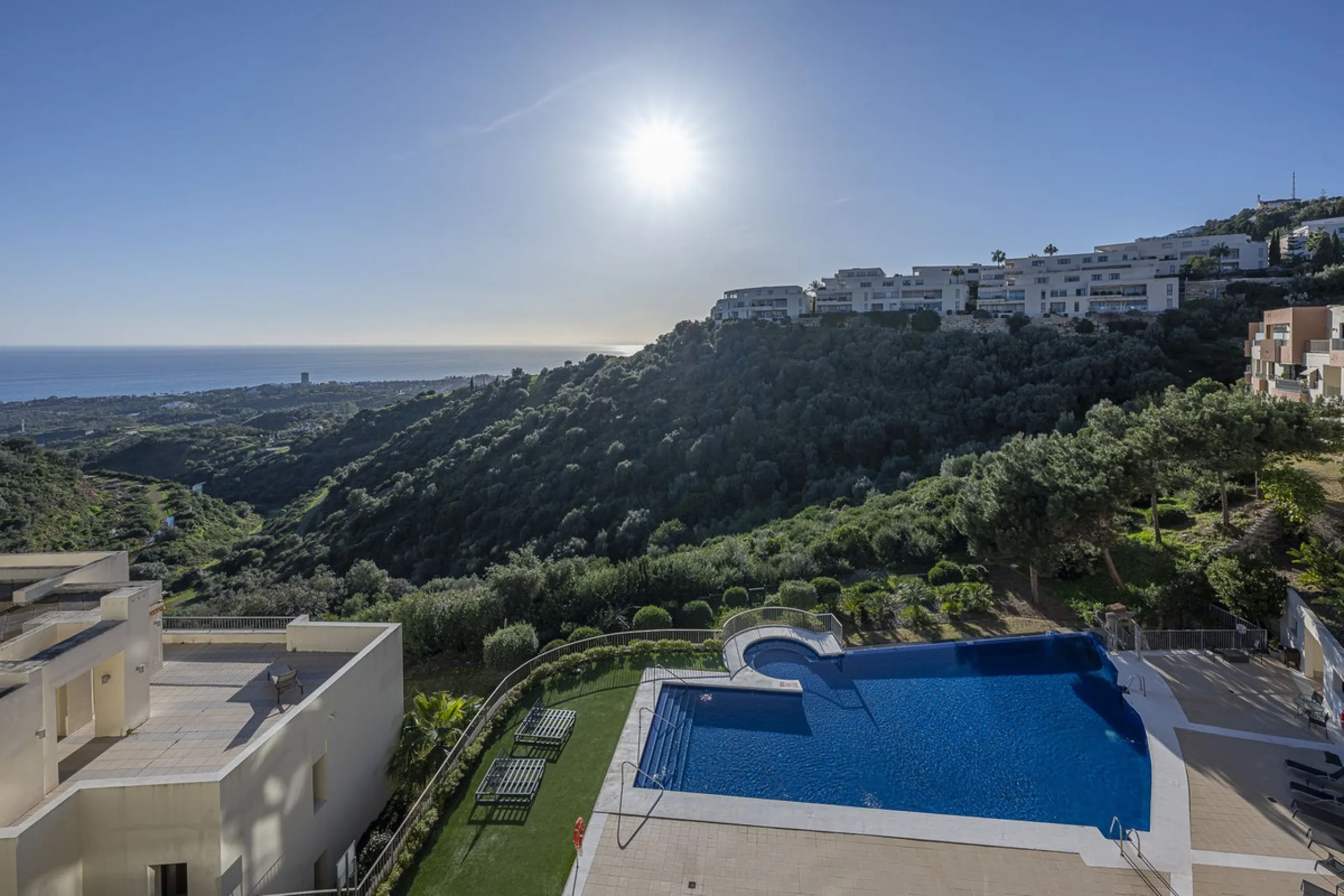 Apartment - Middle Floor Apartment в продаже в Marbella, Málaga. В доме 3 спален и 2 ванных комнат. Площадь дома 130 м²