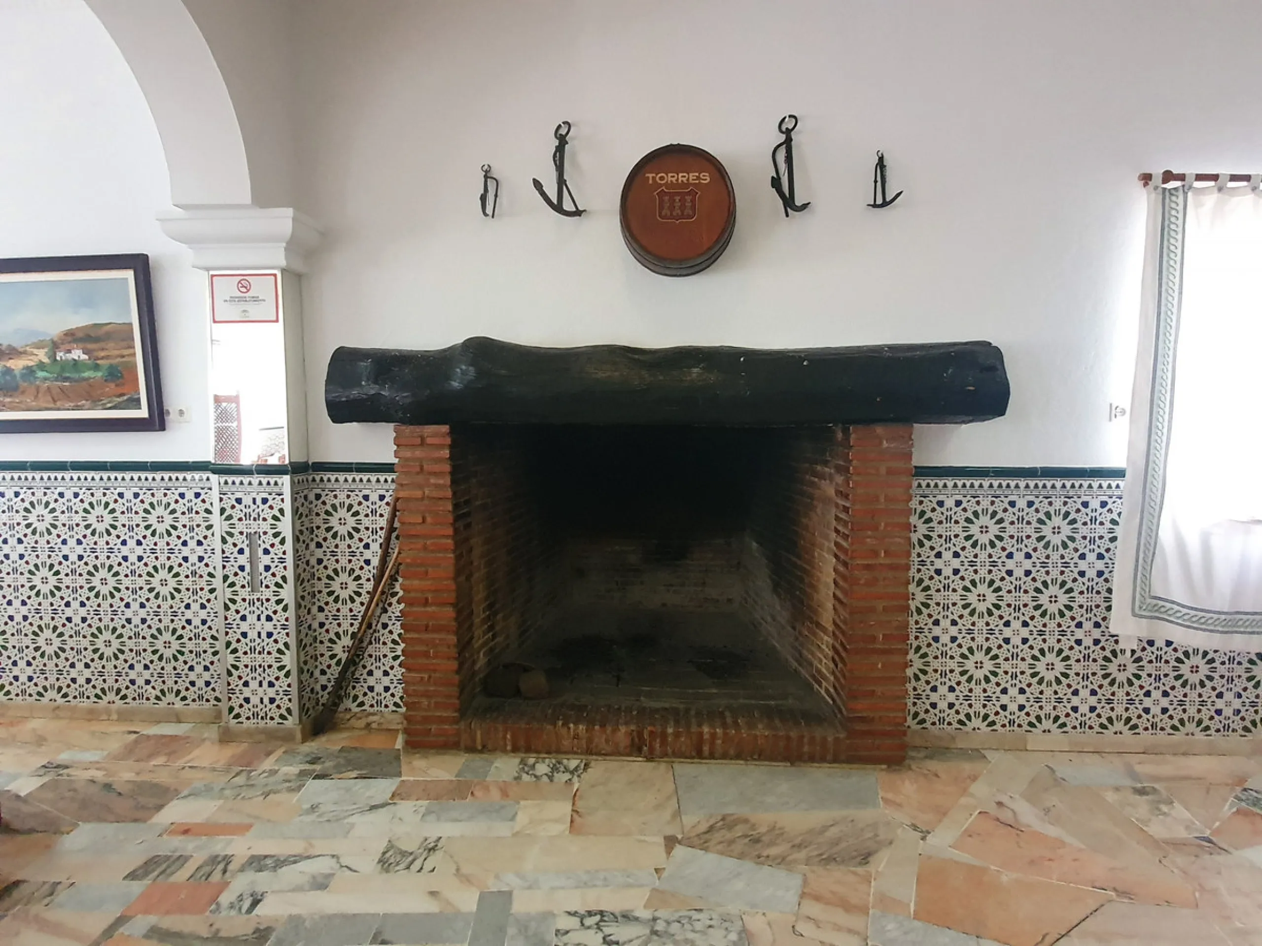 Restaurant with included living quarters on the road from COIN to TOLOX, close to GUARO. A popular route for cyclists, motorcyclists and nature enthusiasts.