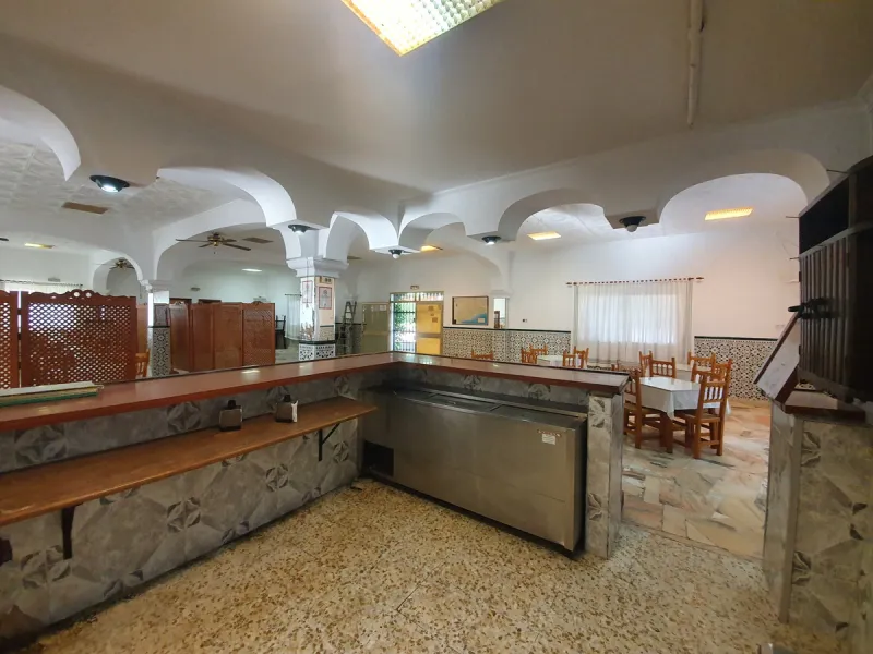 Restaurant with included living quarters on the road from COIN to TOLOX, close to GUARO. A popular route for cyclists, motorcyclists and nature enthusiasts.