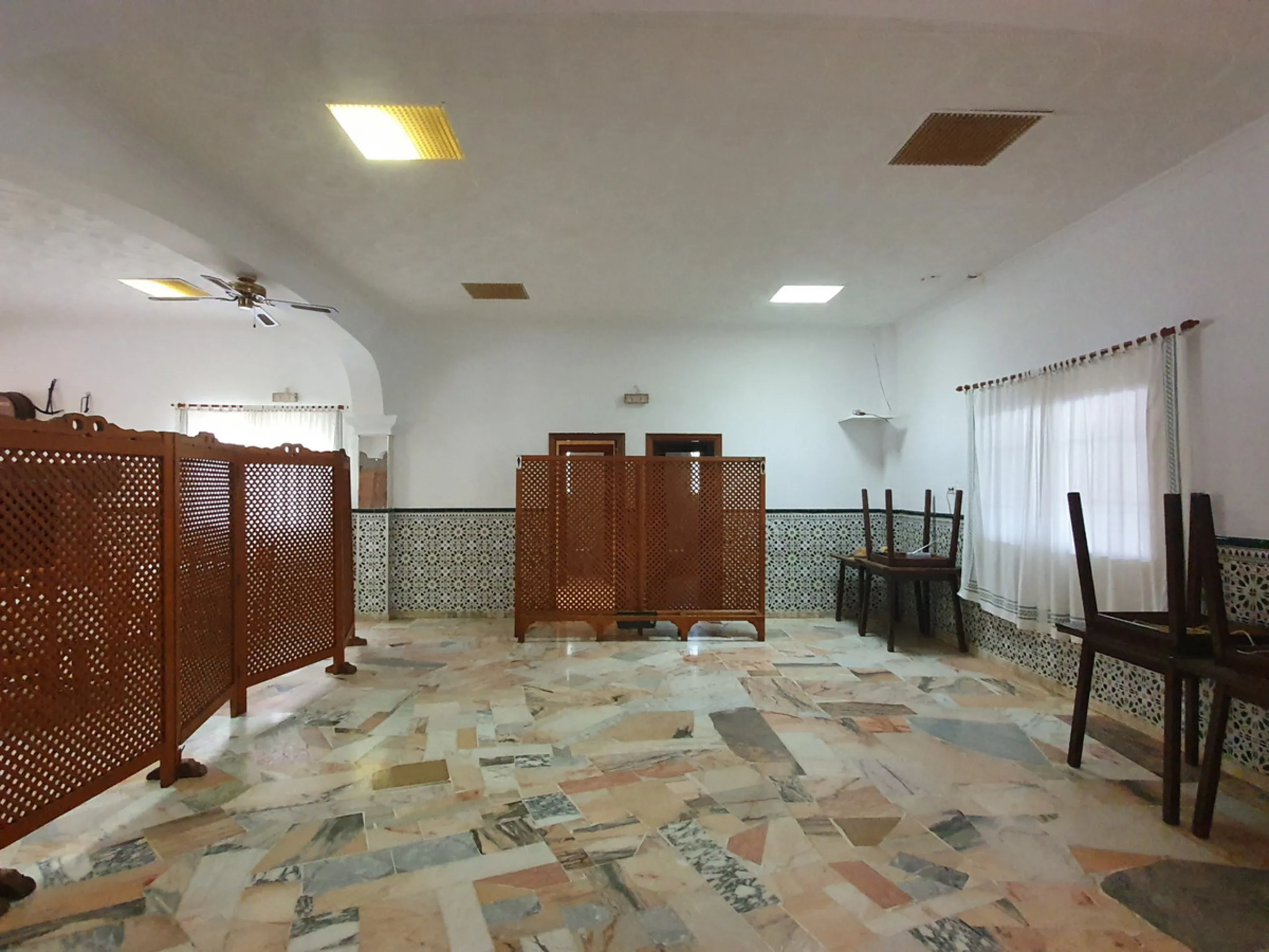 Restaurant with included living quarters on the road from COIN to TOLOX, close to GUARO. A popular route for cyclists, motorcyclists and nature enthusiasts.
