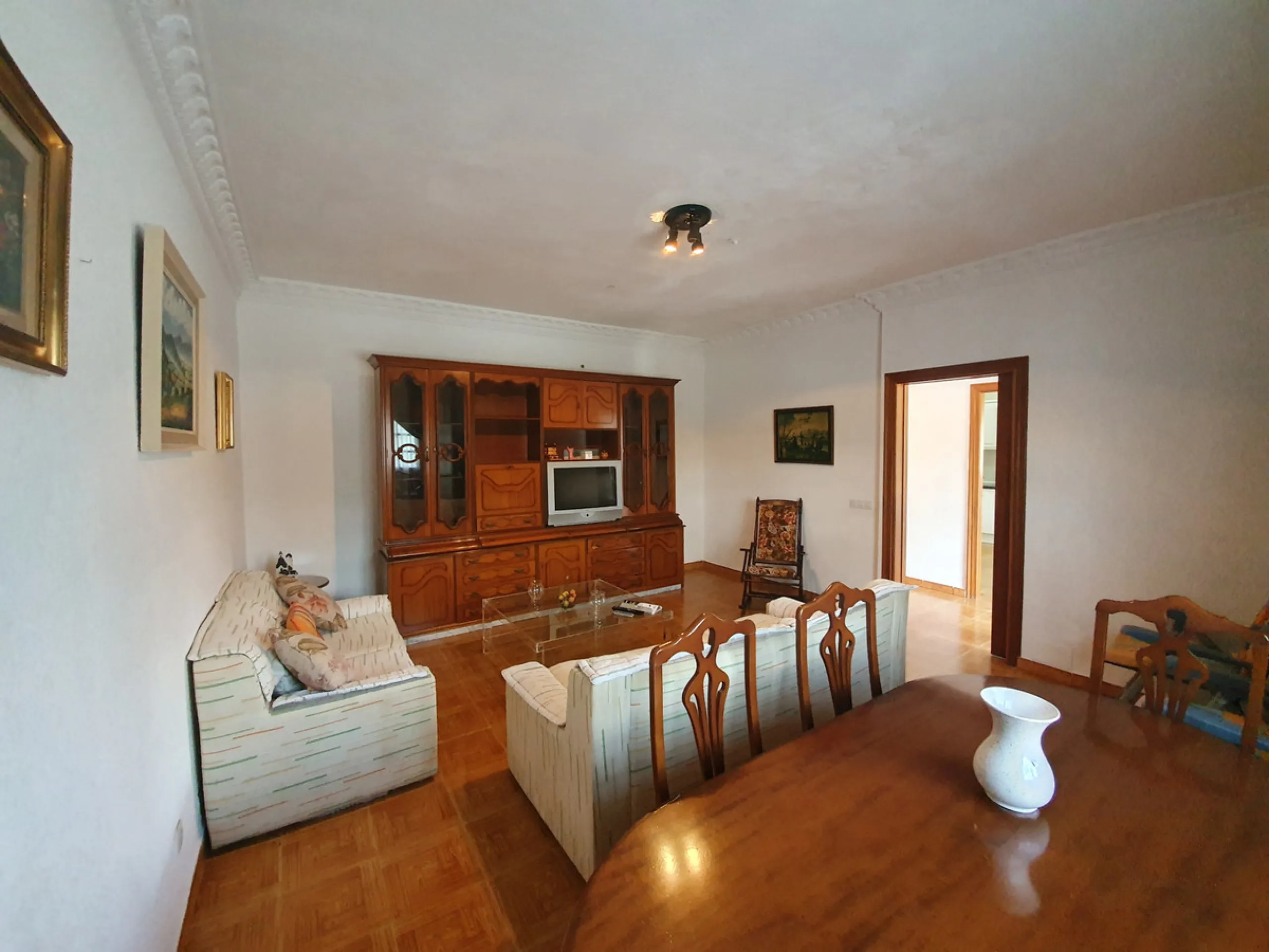 Restaurant with included living quarters on the road from COIN to TOLOX, close to GUARO. A popular route for cyclists, motorcyclists and nature enthusiasts.