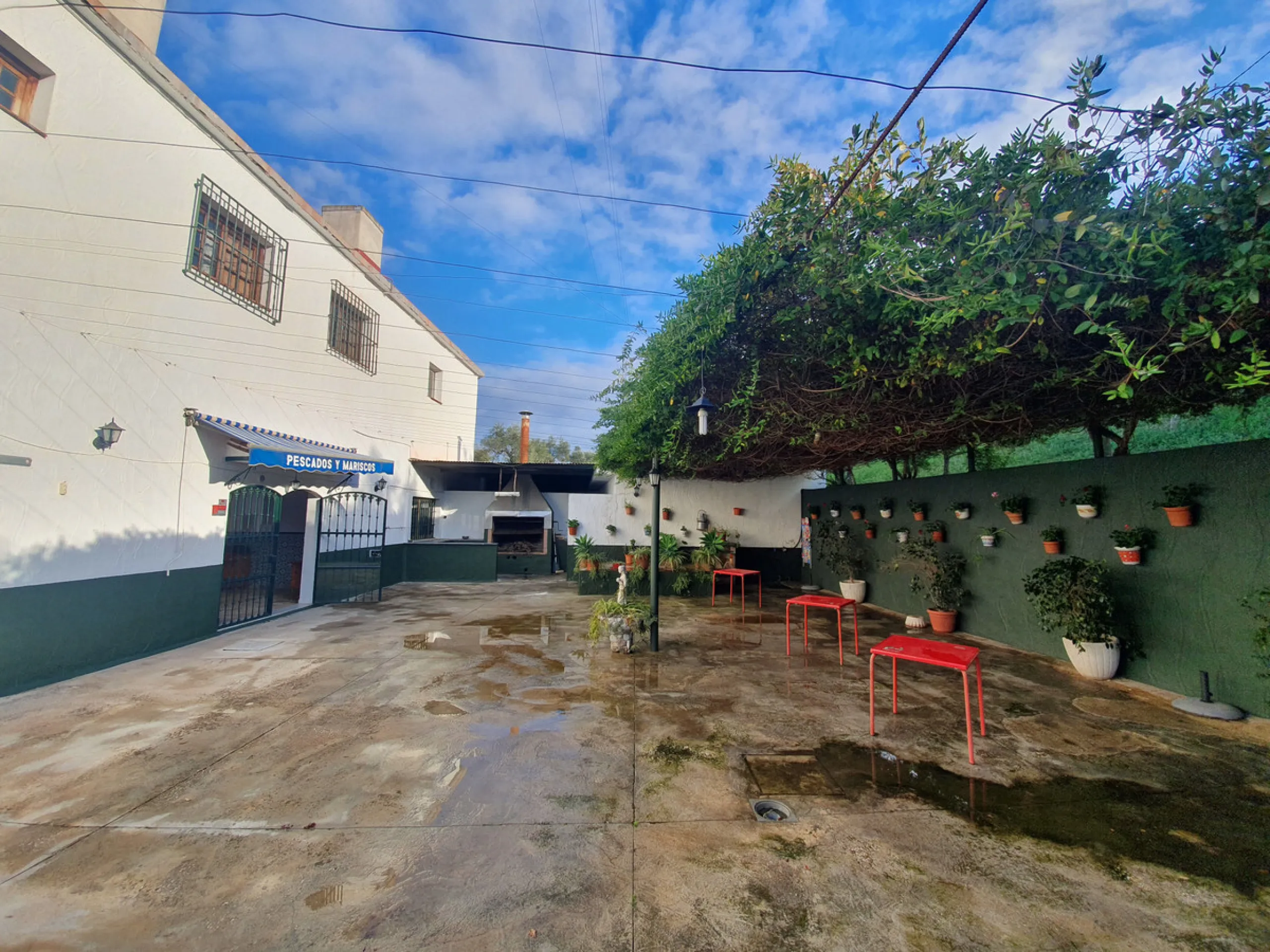 Restaurant with included living quarters on the road from COIN to TOLOX, close to GUARO. A popular route for cyclists, motorcyclists and nature enthusiasts.