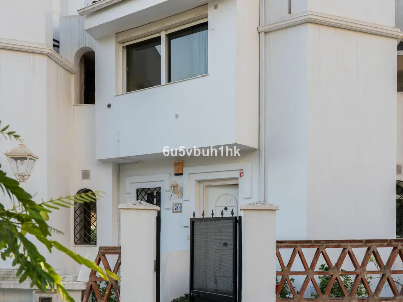 House - Townhouse в продаже в Benalmadena, Málaga. В доме 5 спален и 4 ванных комнат. Площадь дома 258 м². Площадь участка 258 м²