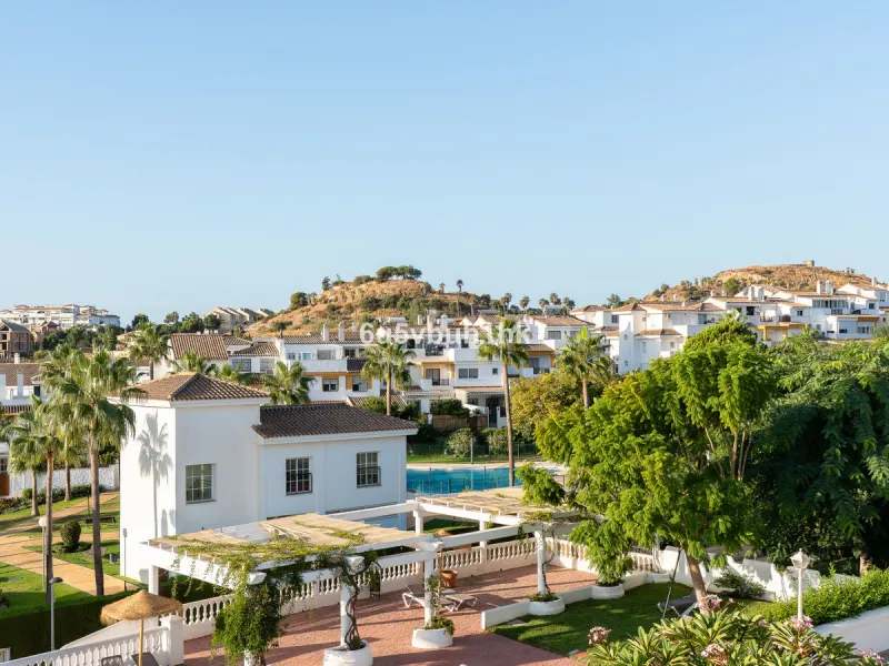 House - Townhouse в продаже в Benalmadena, Málaga. В доме 5 спален и 4 ванных комнат. Площадь дома 258 м². Площадь участка 258 м²