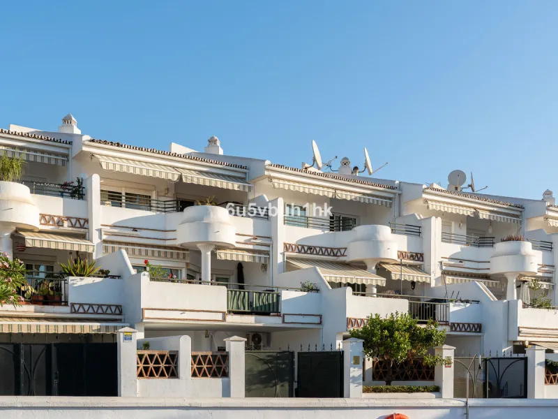 House - Townhouse в продаже в Benalmadena, Málaga. В доме 5 спален и 4 ванных комнат. Площадь дома 258 м². Площадь участка 258 м²
