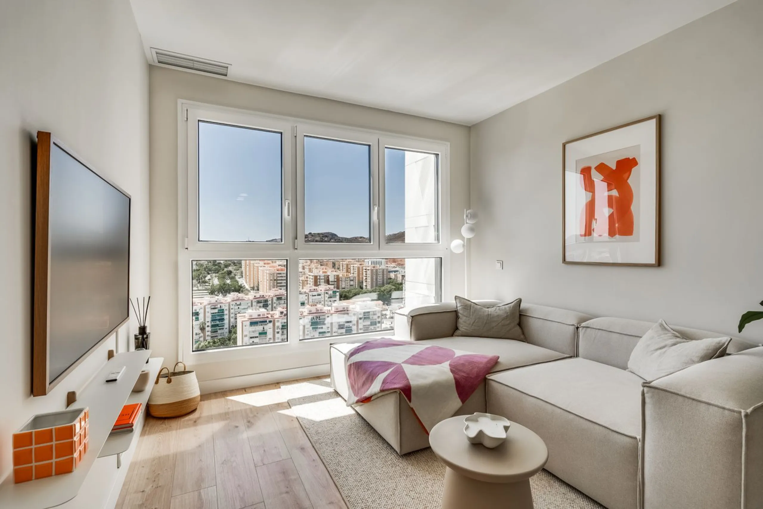 A million dollar view in the heart of Málaga! This modern 2-bedroom and 2-bathroom apartment from 2024 is located on the 16th floor of the iconic Málaga Urban Sky Tower, offering breathtaking and panoramic views of the amazing city skyline.