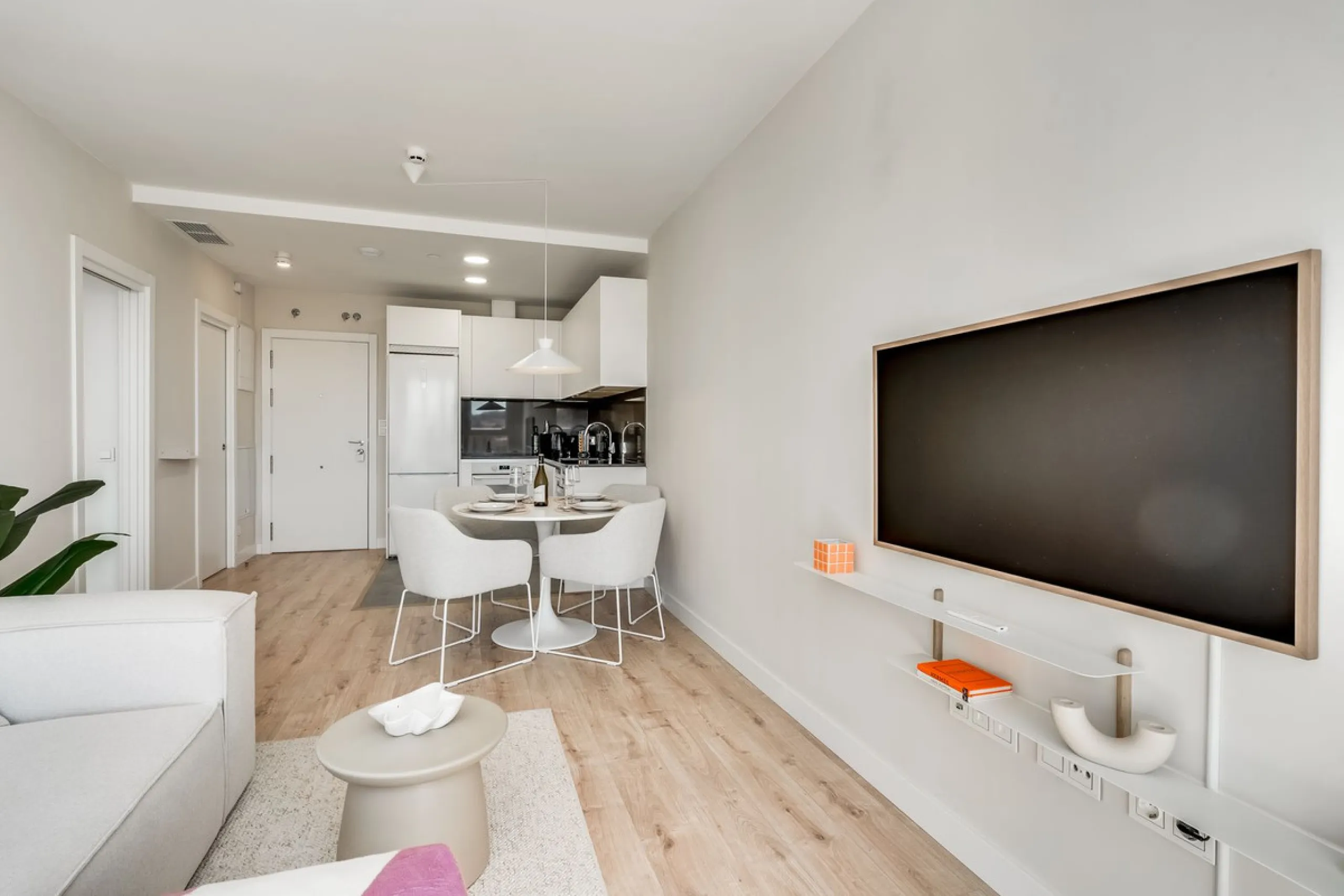 A million dollar view in the heart of Málaga! This modern 2-bedroom and 2-bathroom apartment from 2024 is located on the 16th floor of the iconic Málaga Urban Sky Tower, offering breathtaking and panoramic views of the amazing city skyline.