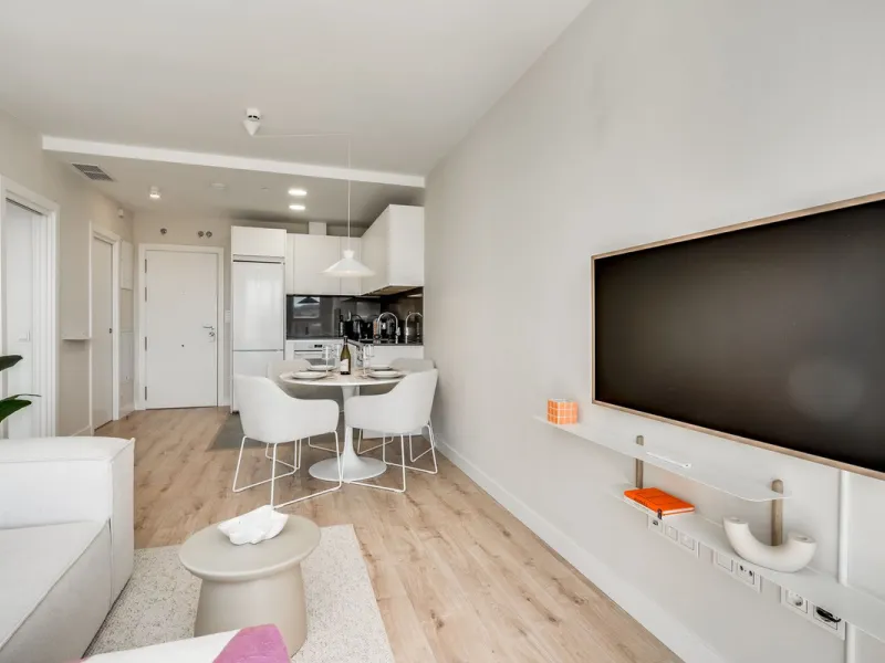 A million dollar view in the heart of Málaga! This modern 2-bedroom and 2-bathroom apartment from 2024 is located on the 16th floor of the iconic Málaga Urban Sky Tower, offering breathtaking and panoramic views of the amazing city skyline.