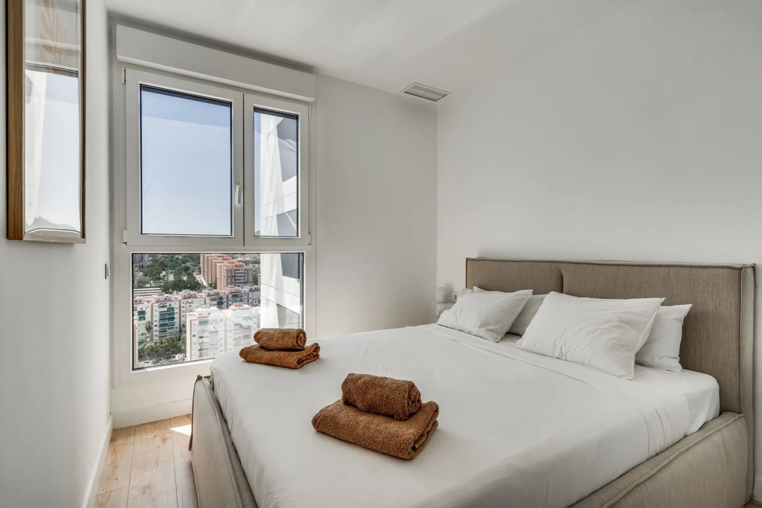 A million dollar view in the heart of Málaga! This modern 2-bedroom and 2-bathroom apartment from 2024 is located on the 16th floor of the iconic Málaga Urban Sky Tower, offering breathtaking and panoramic views of the amazing city skyline.