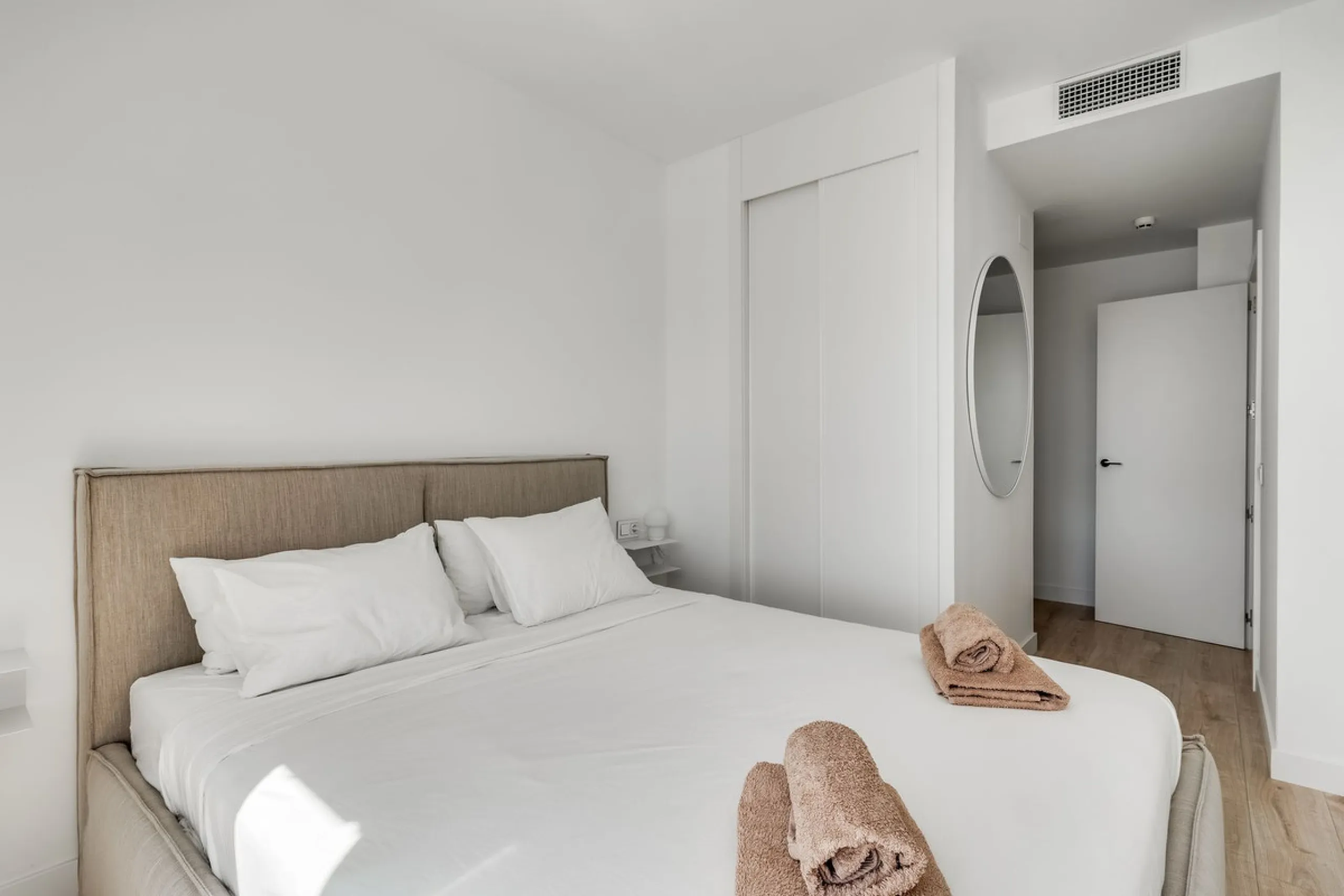A million dollar view in the heart of Málaga! This modern 2-bedroom and 2-bathroom apartment from 2024 is located on the 16th floor of the iconic Málaga Urban Sky Tower, offering breathtaking and panoramic views of the amazing city skyline.
